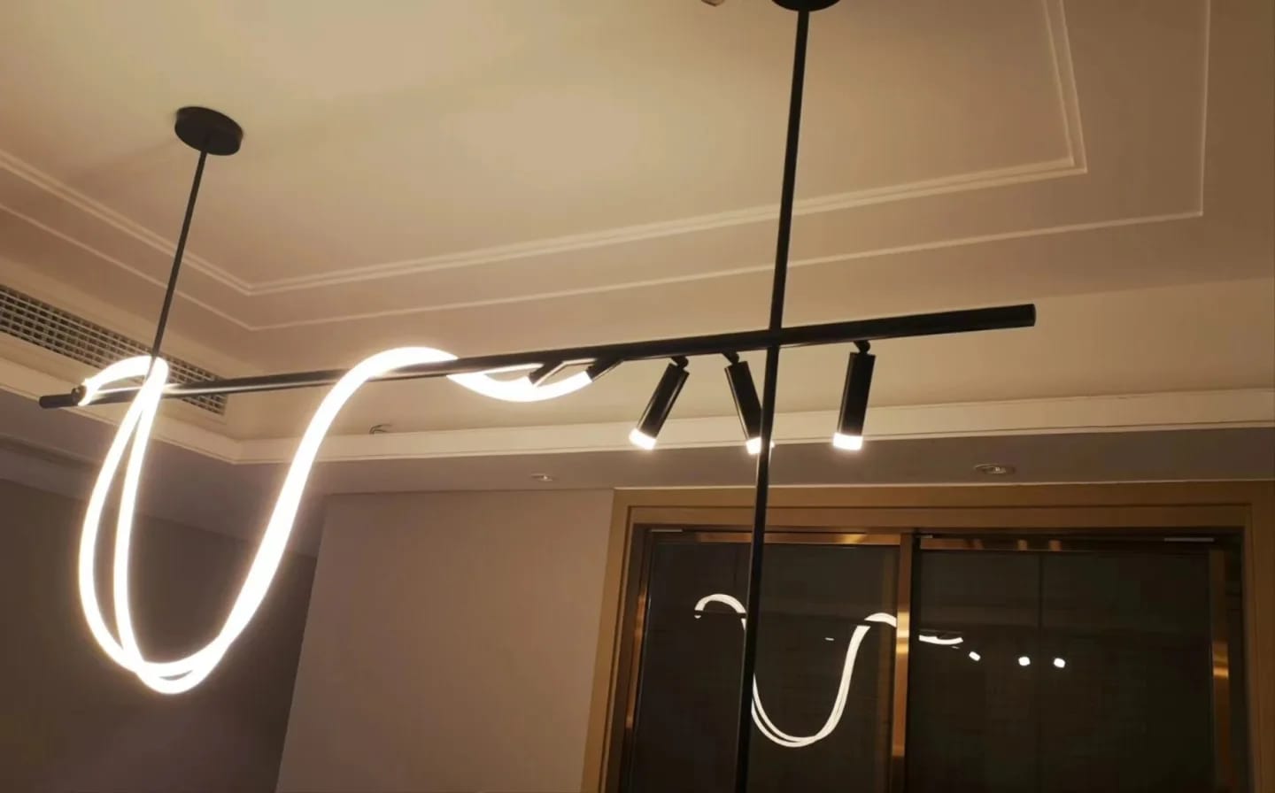 Customer photo review of Black Pendant Light, Looping LED Tube with Spot Heads, 120–200 cm