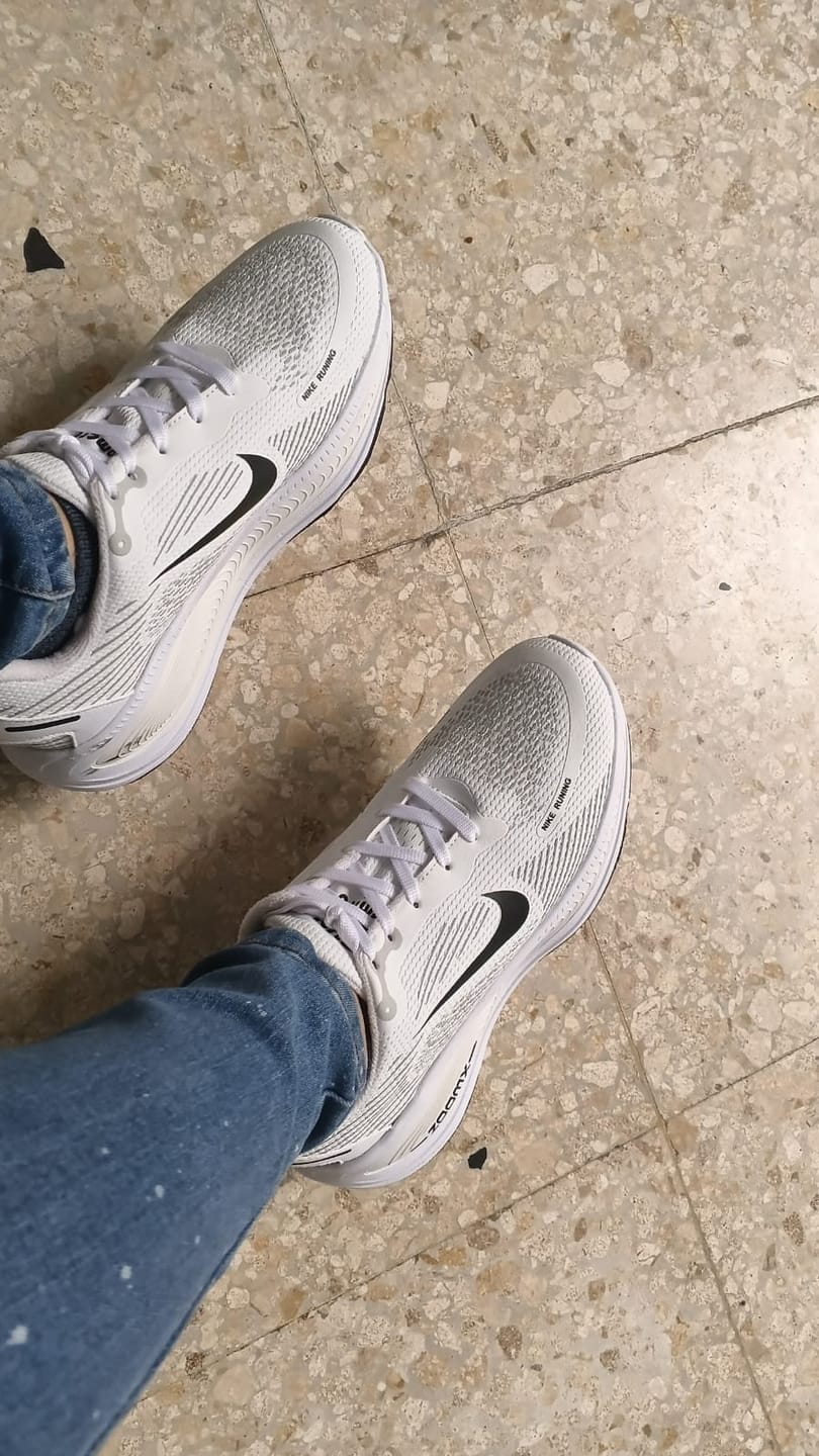 Customer photo review of NIKE VOMERO 18 - BLANCO BEIGE
