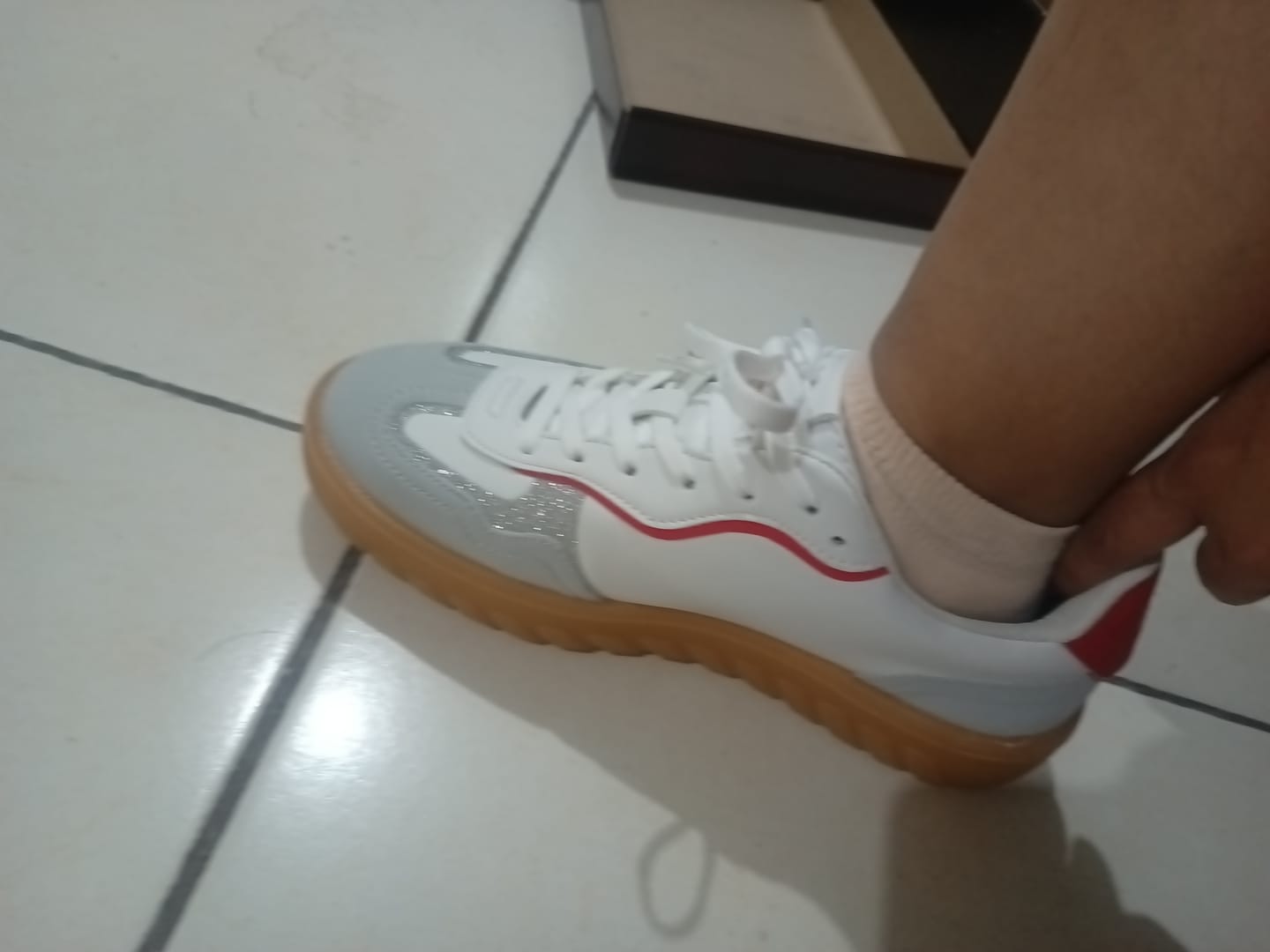 Customer photo review of Tenis Casuales Stranger Things Hawa para Mujer Blanco