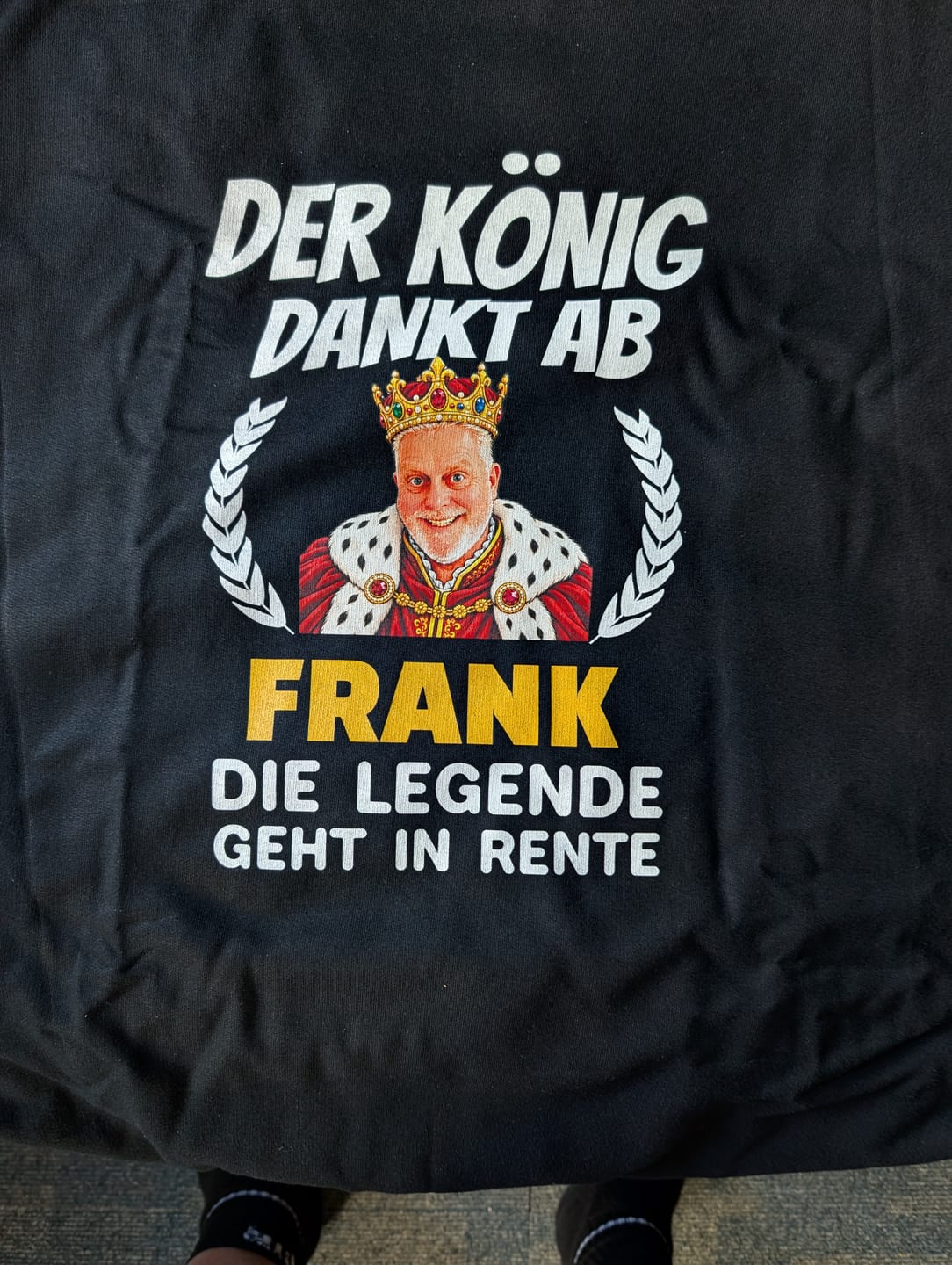 Customer photo review of Der König geht in Rente - Personalisierbarer Sweater