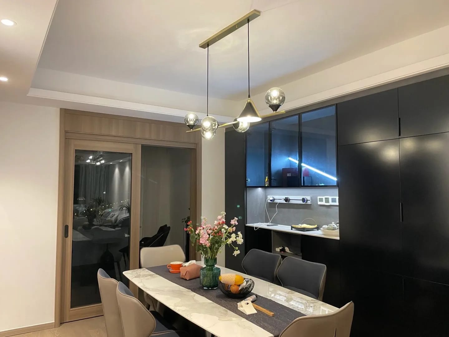 Customer photo review of Linear Pendant Light, Glass Globe Shades, 4–6 Heads, 100–120 cm