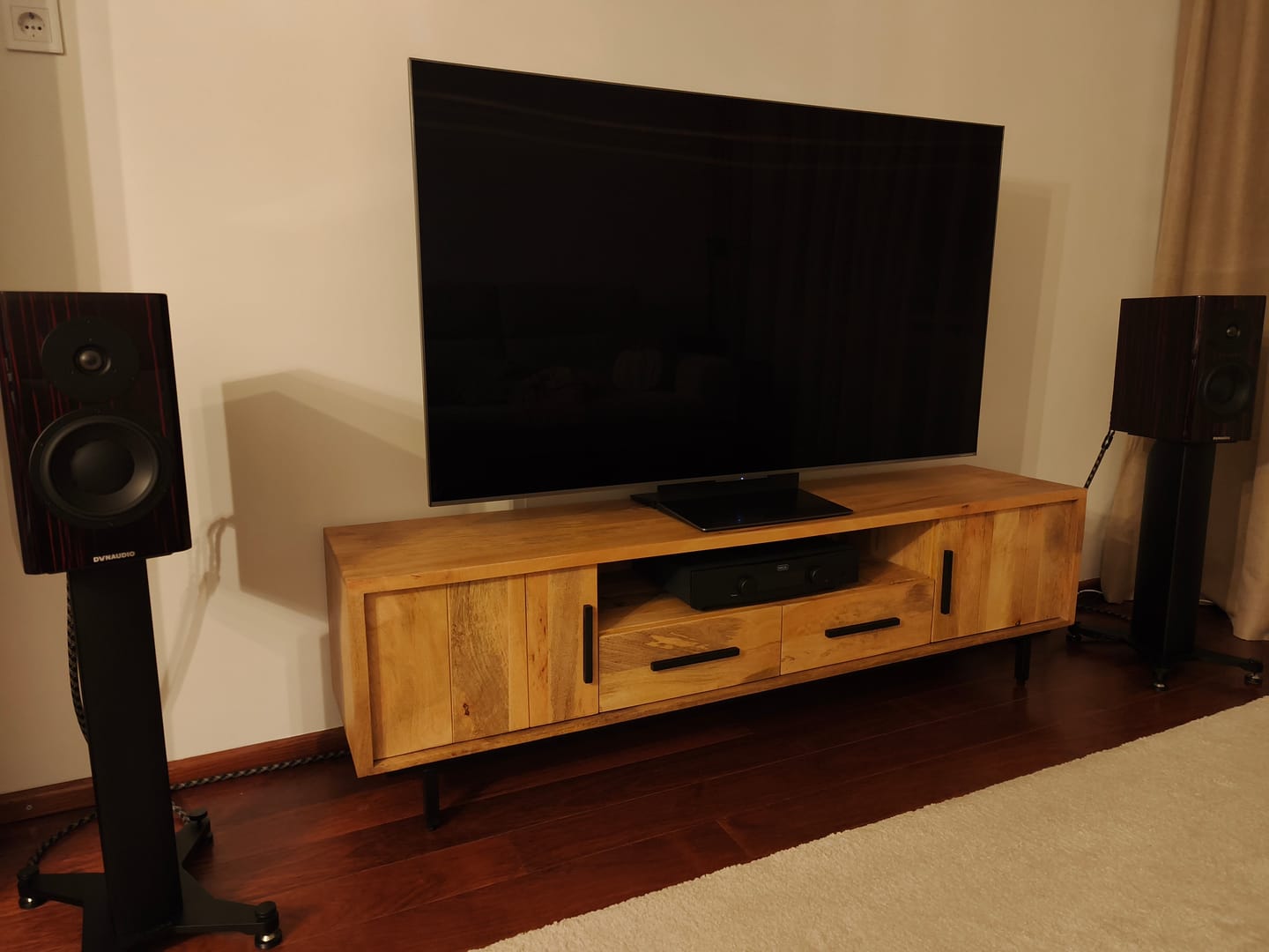 Customer photo review of TV-meubel Mango hout | Industrieel Design | 180x40x50cm