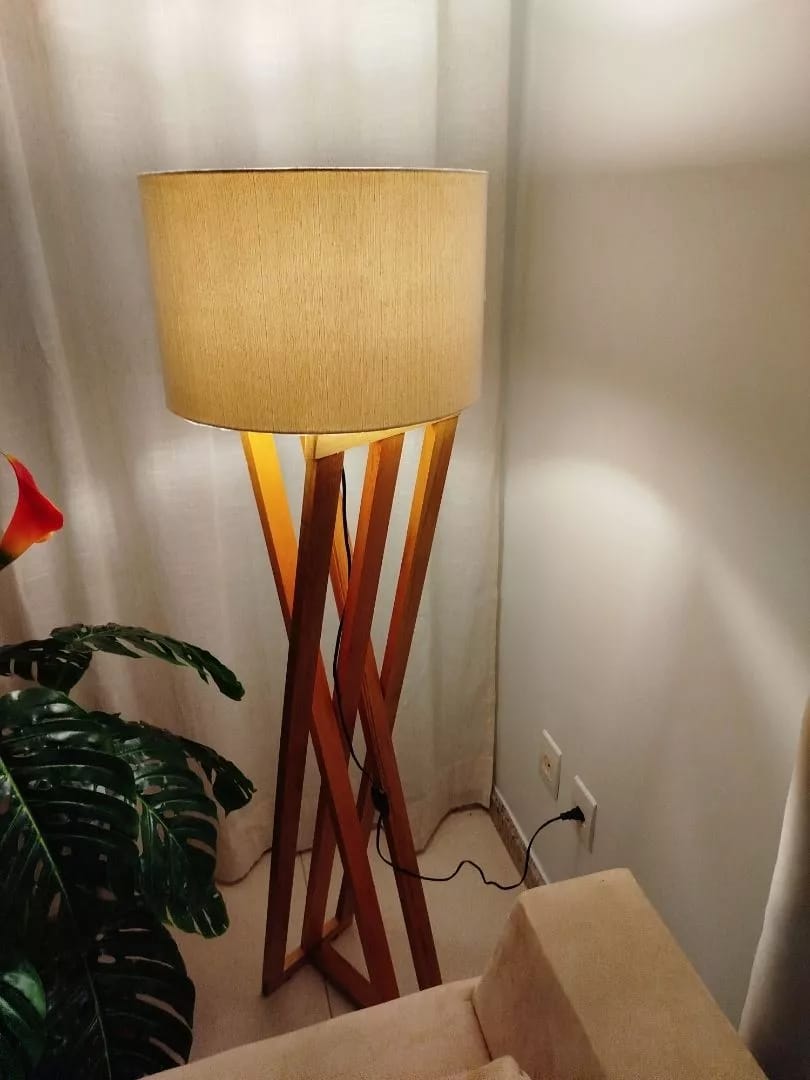 Customer photo review of Luminária de Chão Tripé de Madeira com Cúpula de Tecido