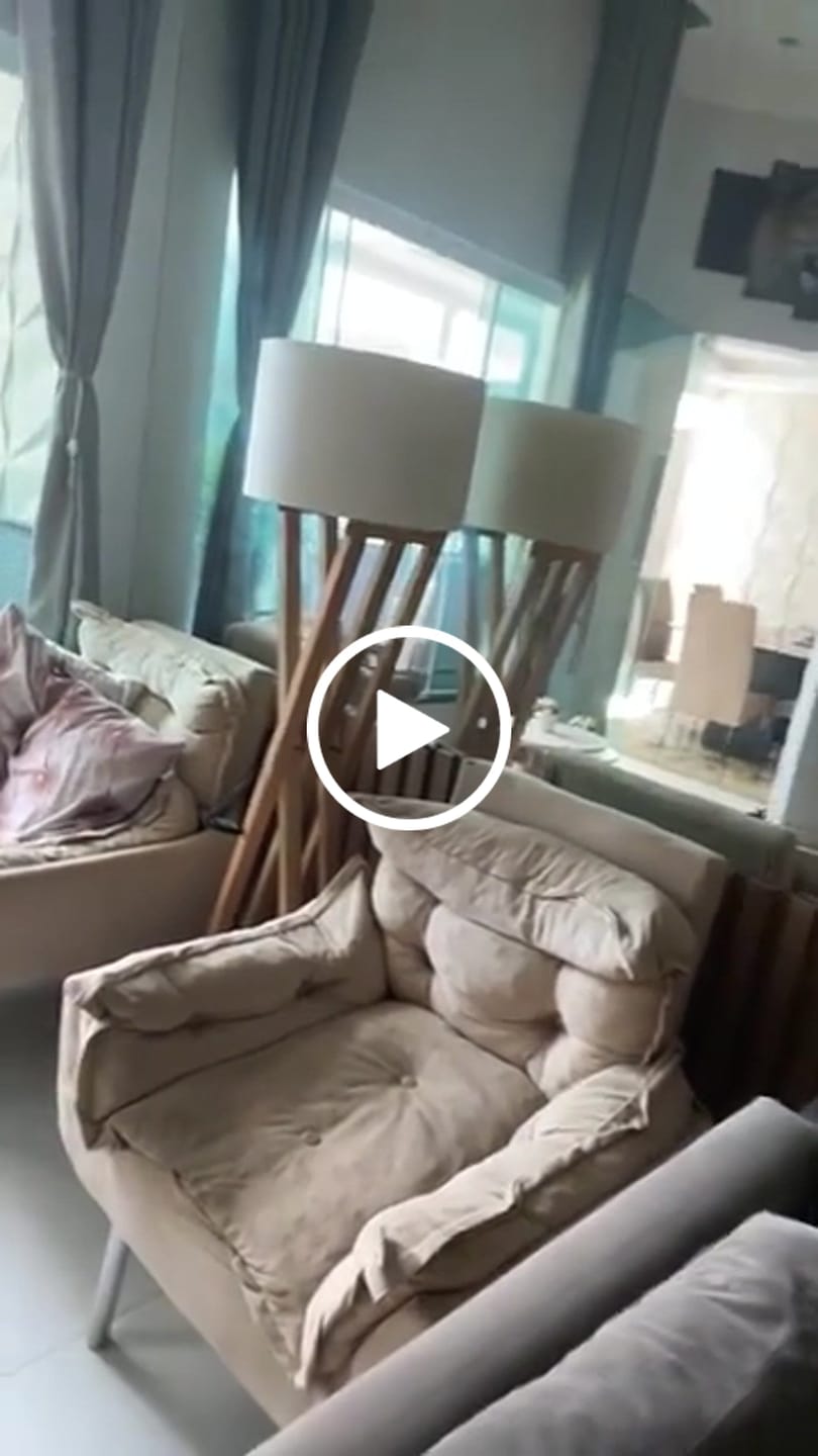 Customer video review of Luminária de Chão Tripé de Madeira com Cúpula de Tecido