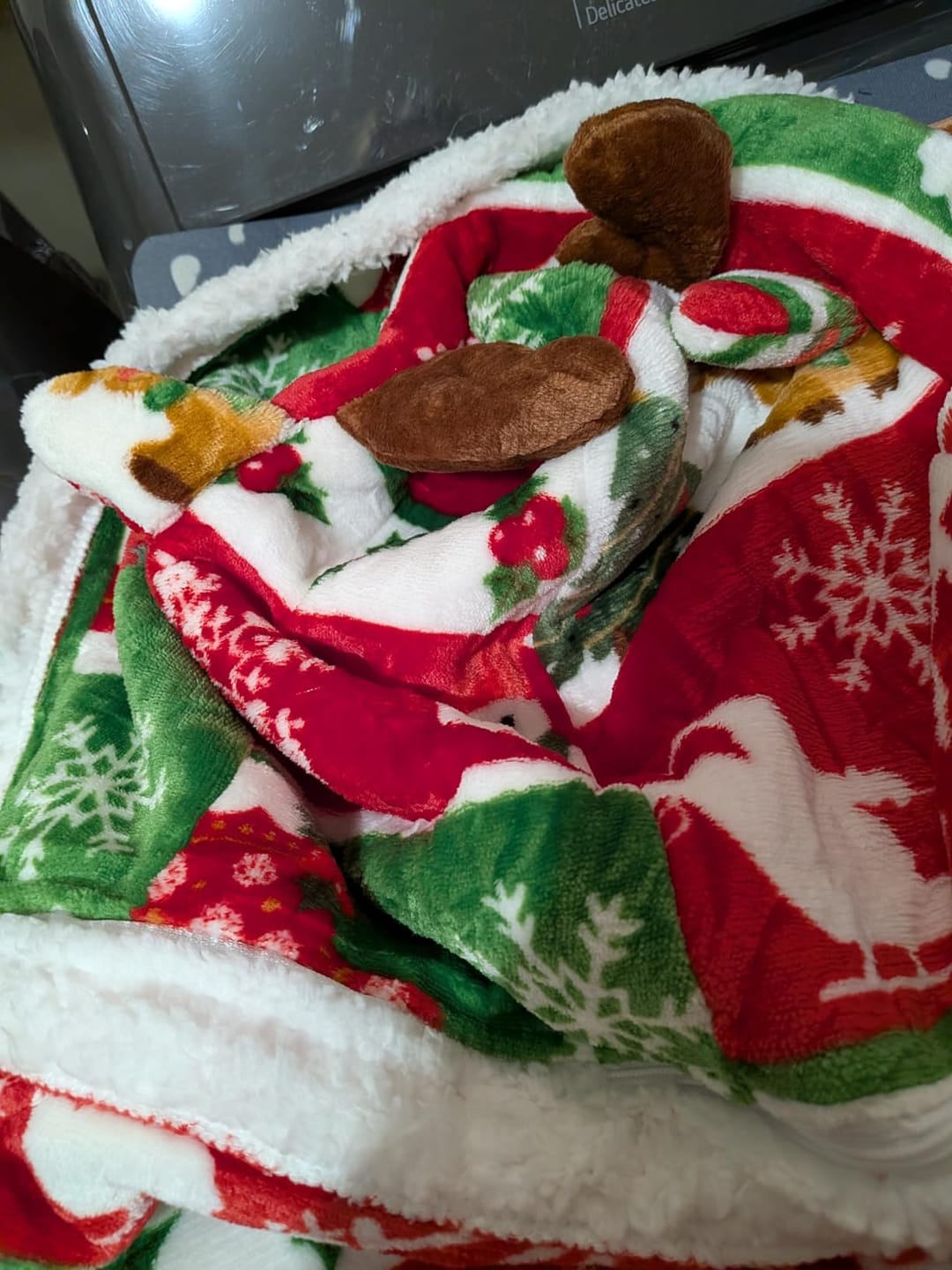 Customer photo review of OLAOLA Elk Wearable Blanket Red Flannel Christmas Tree Snowmen Warm Fuzzy Soft Throw For Christmas Decor Gift
