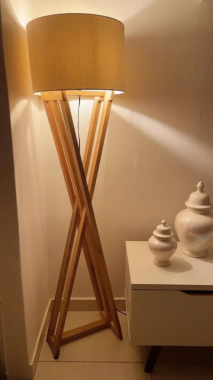 Customer photo review of Luminária de Chão Tripé de Madeira com Cúpula de Tecido