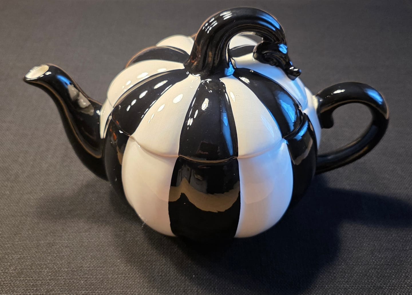Customer photo review of Gestreifte Kürbis Teekanne – Schwarz-weißes Spooky Design