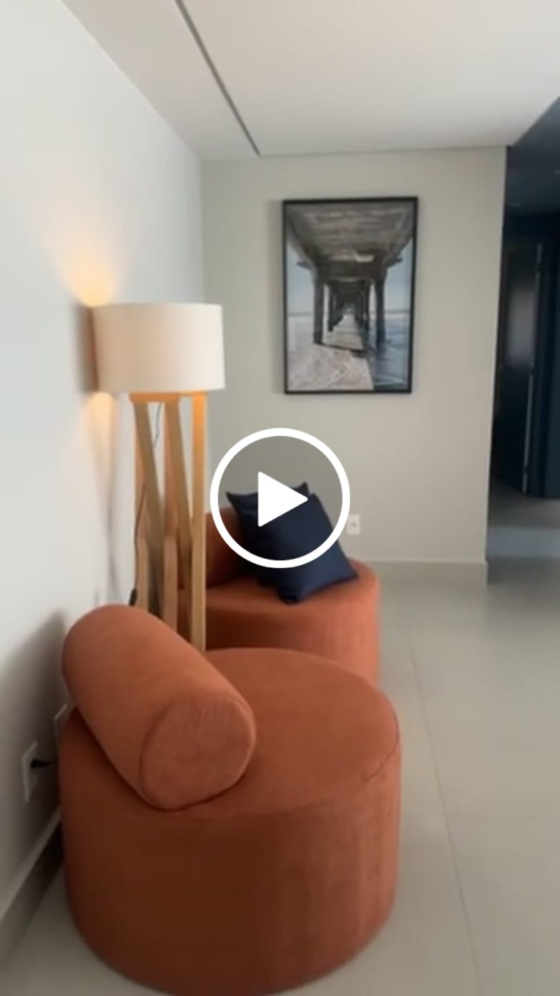Customer video review of Luminária de Chão Tripé de Madeira com Cúpula de Tecido