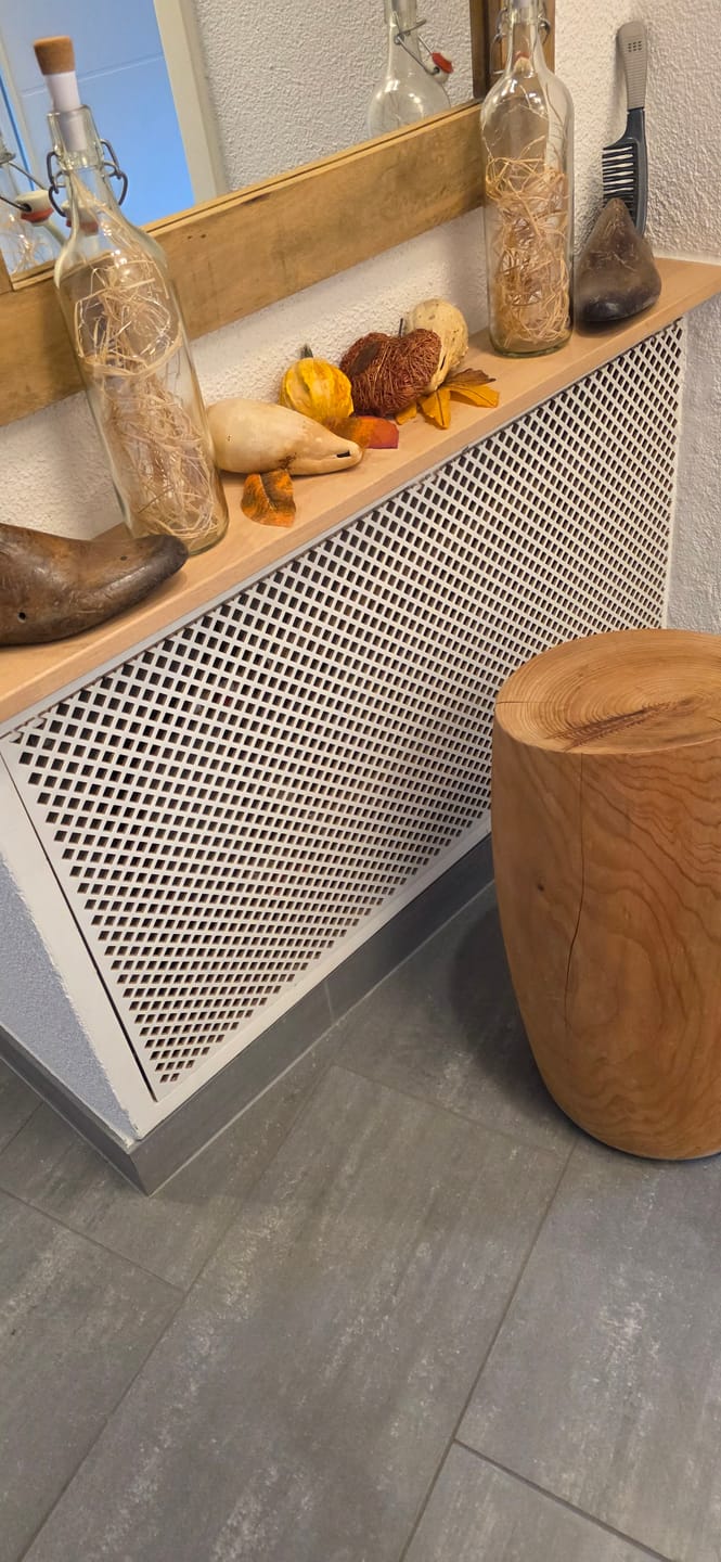 Customer photo review of Lochwand VALENCIA 122 x 61 cm weiß lackiert 3 mm MDF