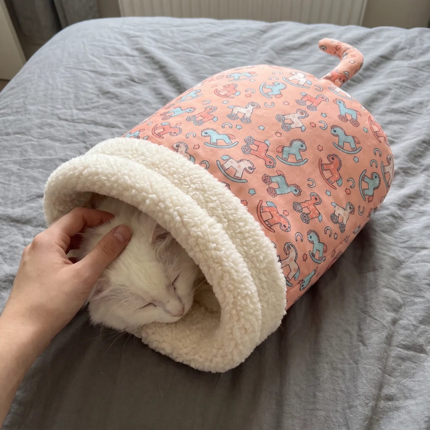 Customer photo review of CozyNido™ · El saco calentito para gatos