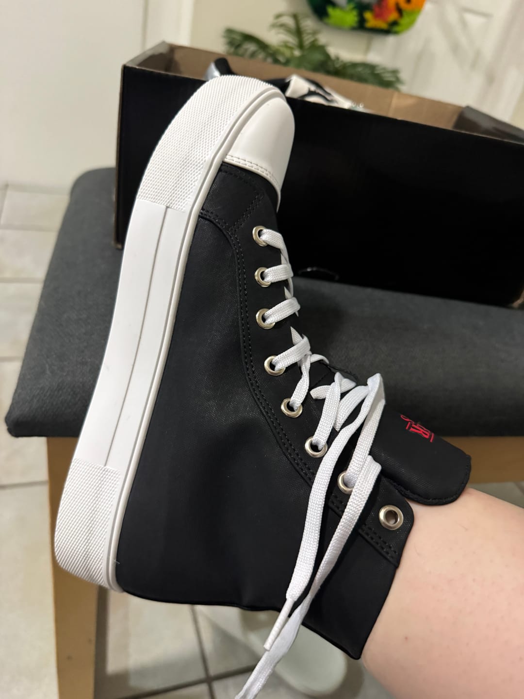 Customer photo review of Tenis tipo Bota Stranger Things para Mujer Negro