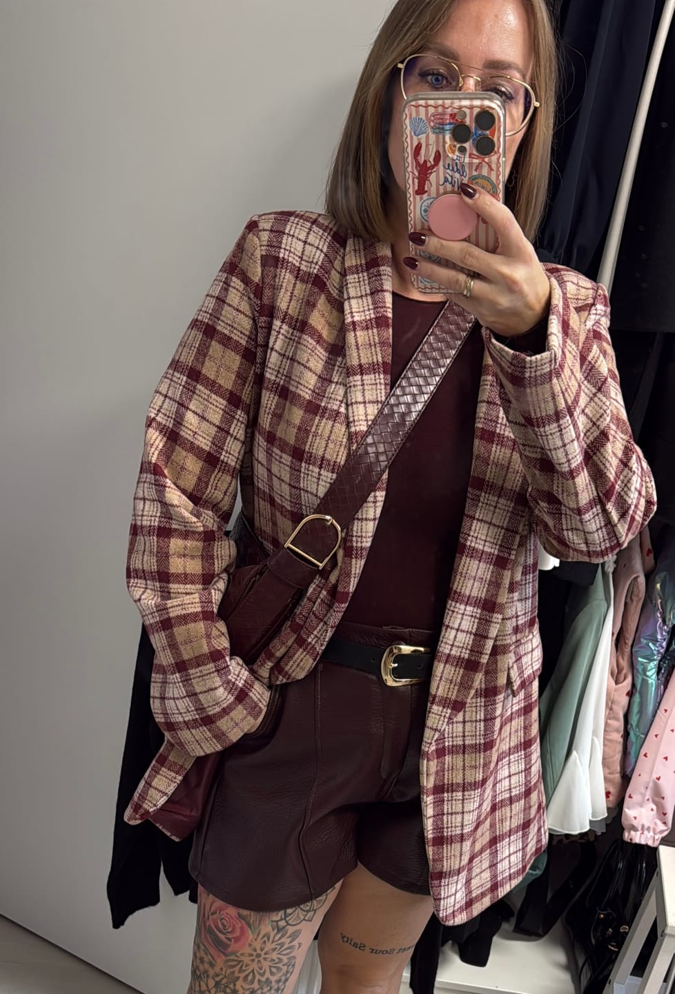 Customer photo review of Shorts City Vibes burgundy
