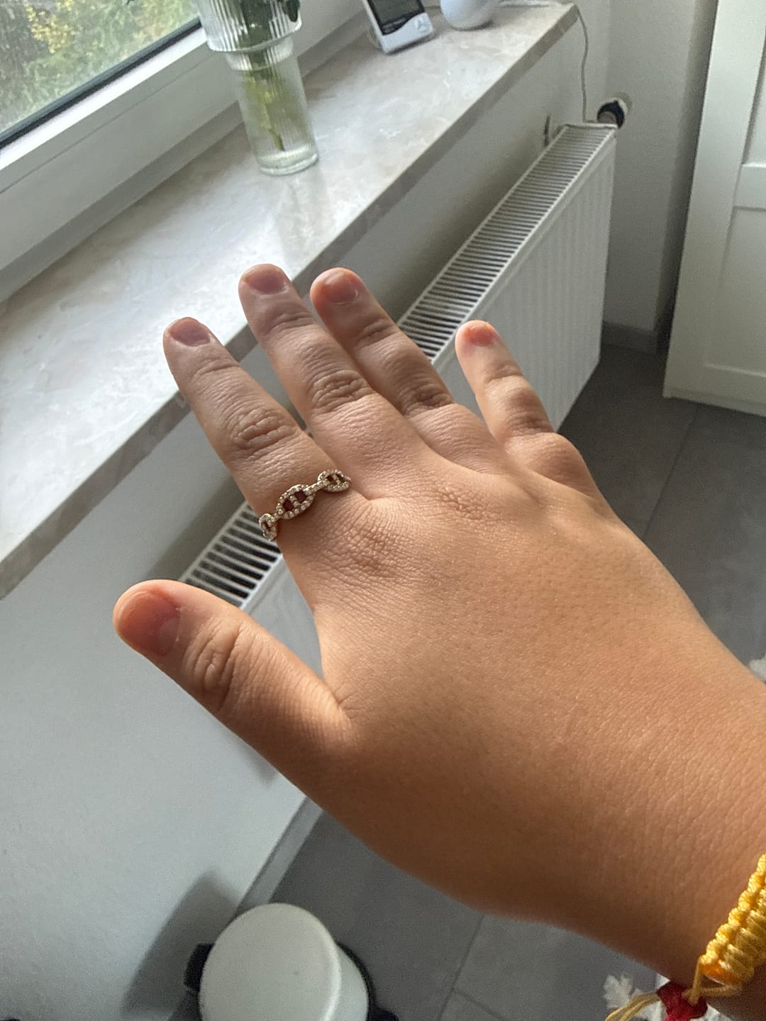 Customer photo review of Pave Flow Deluxe Huggie Ohrringe 14K Vergoldet