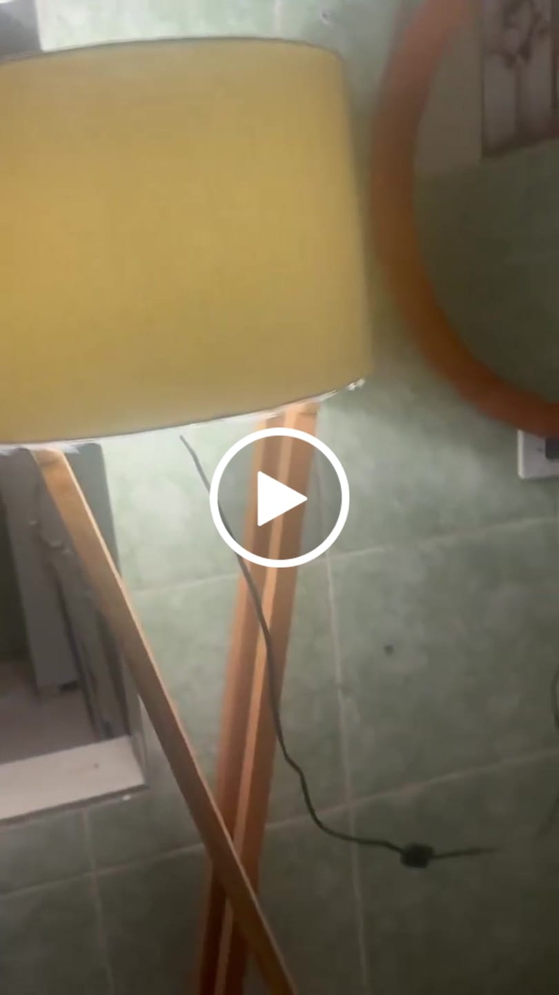 Customer video review of Luminária de Chão Tripé de Madeira com Cúpula de Tecido