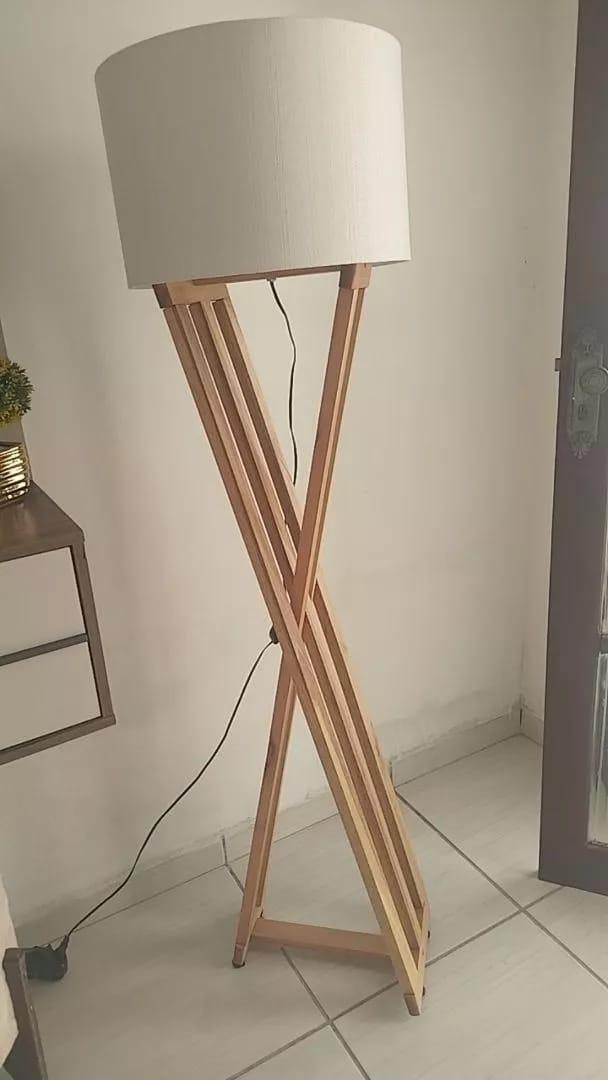 Customer photo review of Luminária de Chão Tripé de Madeira com Cúpula de Tecido