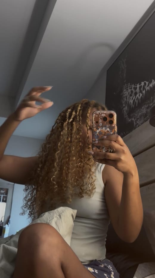 Customer photo review of Wavymy Honey Blonde Highlight Burmese Curly Feather Crochet Hair Miracle Knots Human Hair Extension
