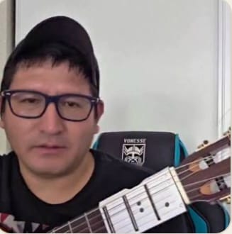 Customer photo review of De Tocar de Memoria a Entender tu Guitarra + 5 Bonos