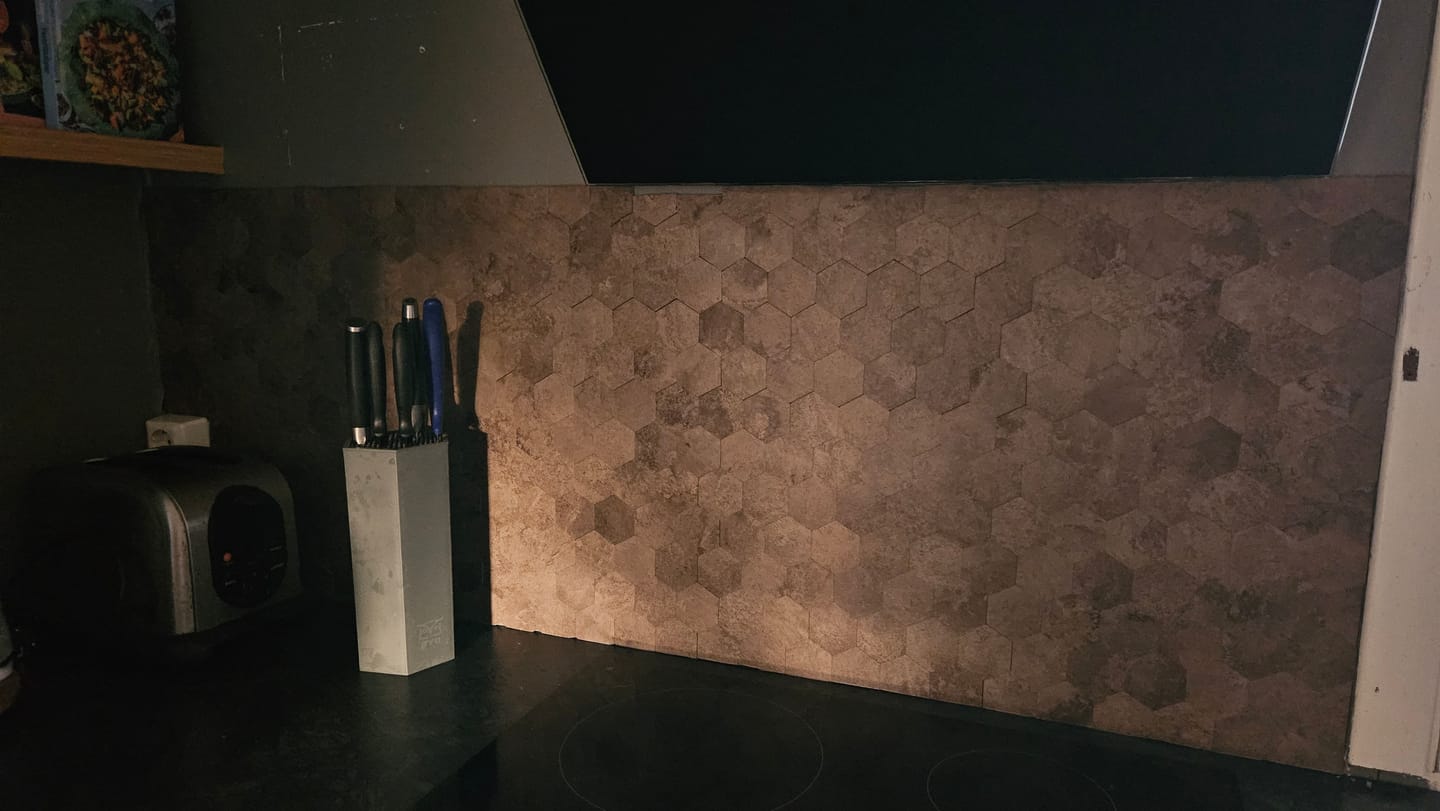 Customer photo review of 10-pk Hexagon brun betong selvklebende veggfliser