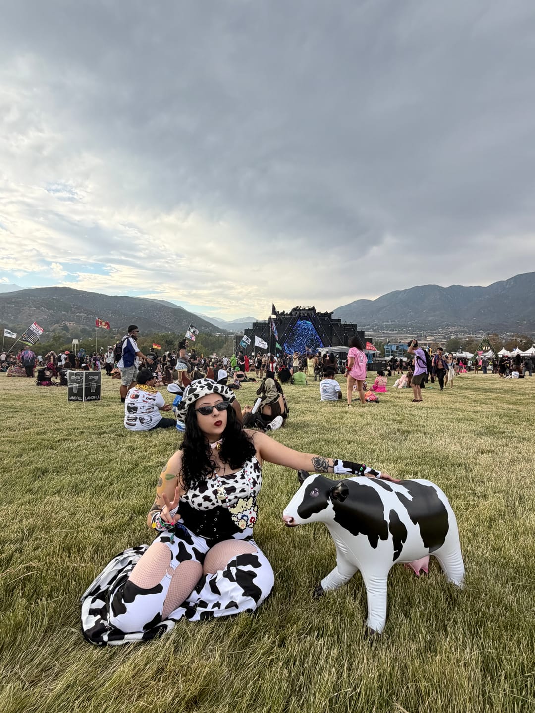 Customer photo review of Cow O-Ring Flare Pants