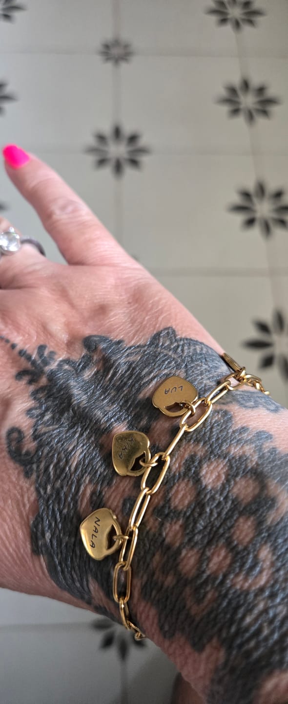 Customer photo review of Pulsera con colgantes corazón personalizados