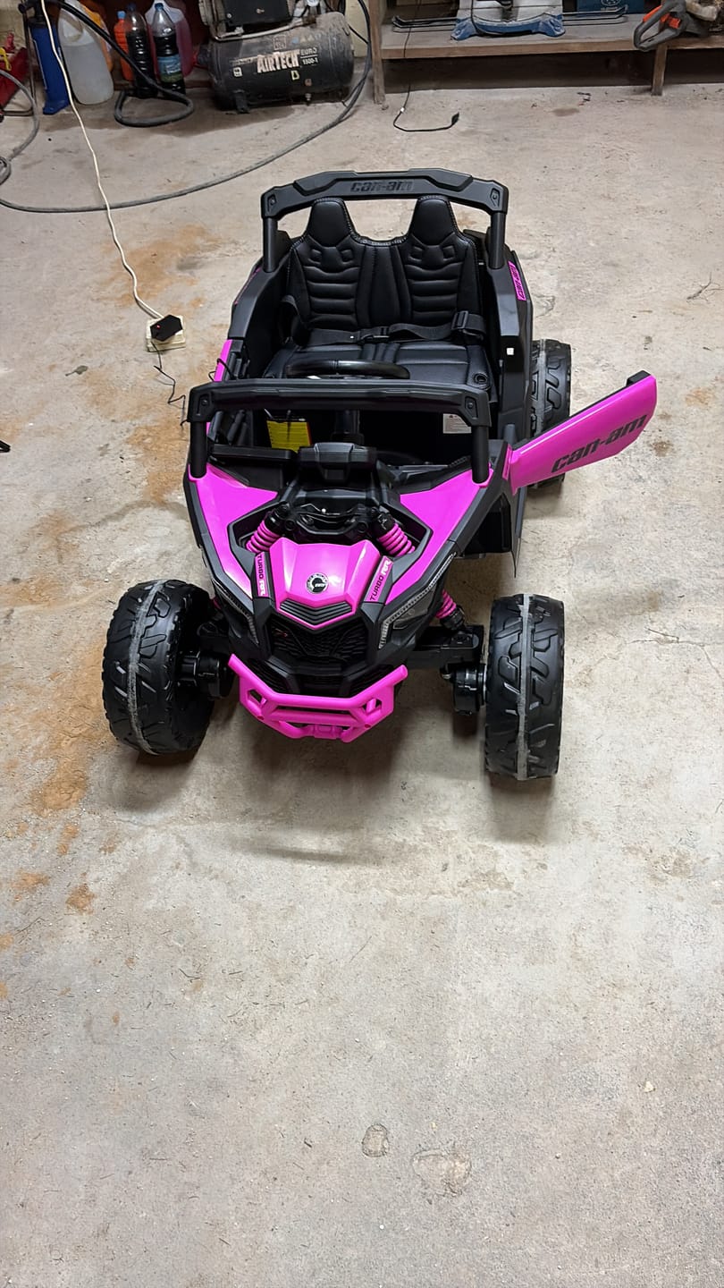 Customer photo review of Carro Elétrico para Criança CAN-AM MAVERICK 4x4 24v Rosa c/ RODAS DE BORRACHA & ASSENTO EM PELE