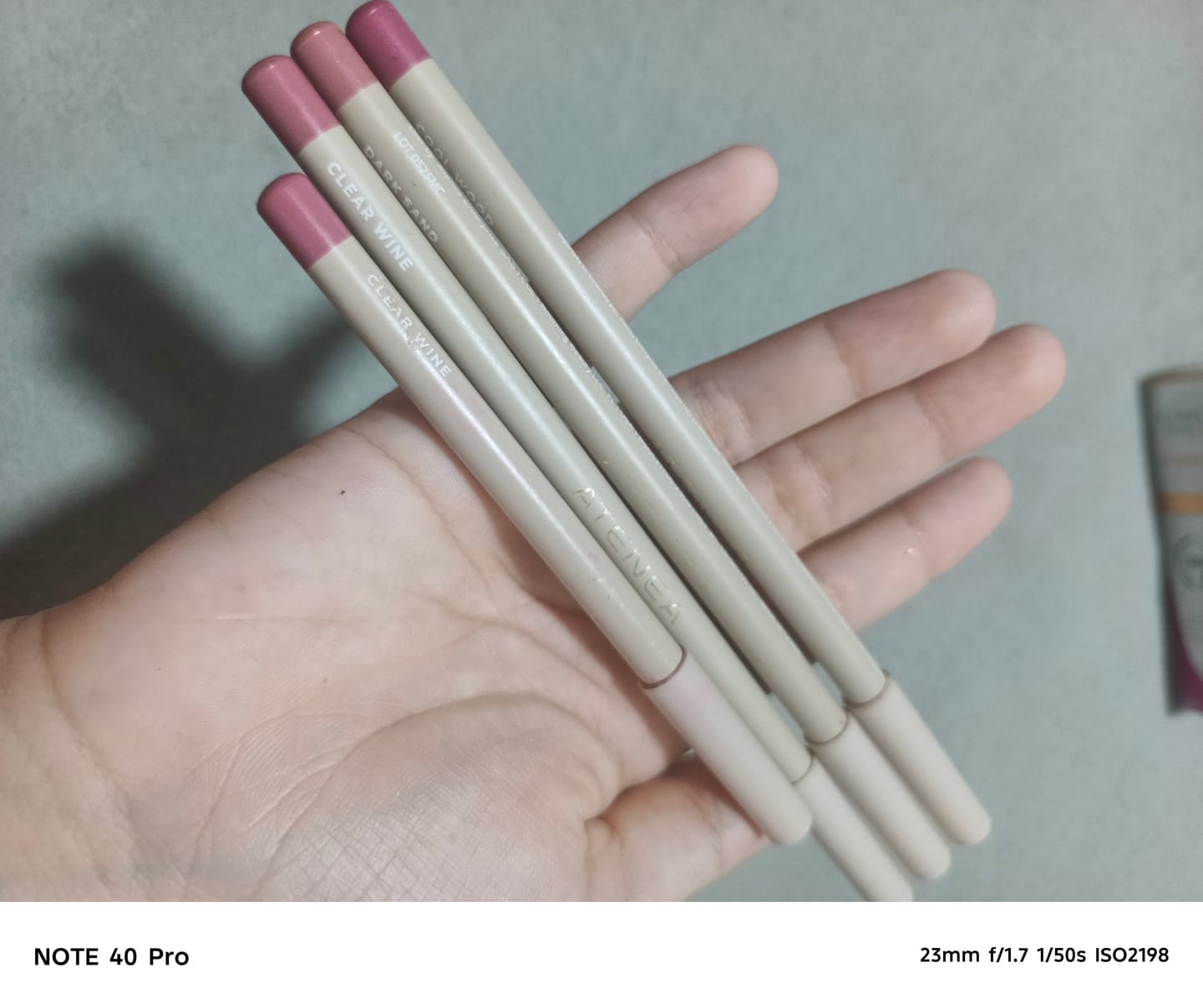 Customer photo review of LÁPIZ DELINEADOR COLOR PENCIL