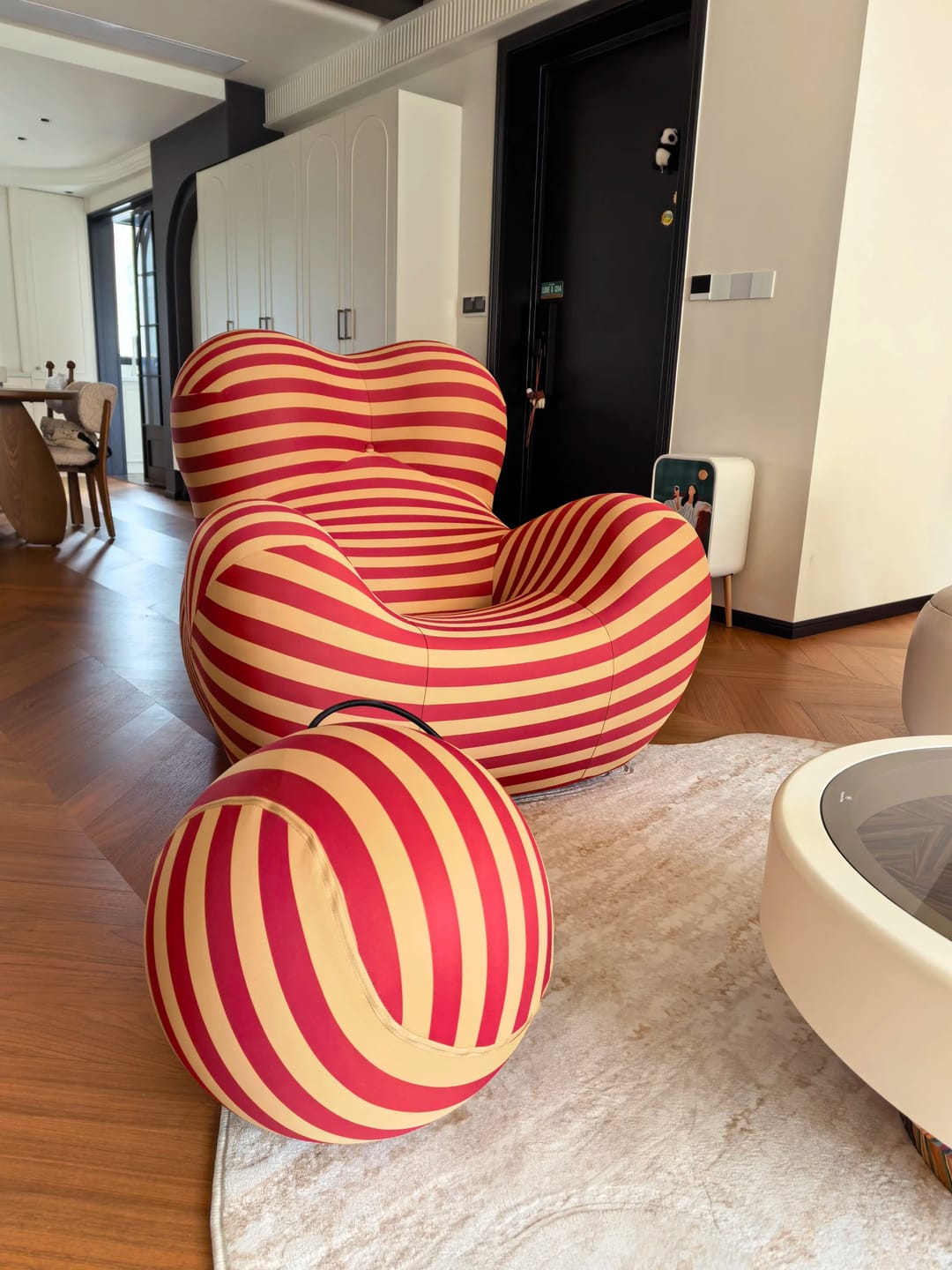 Customer photo review of Hiksnra Soft Form Lounge Chair