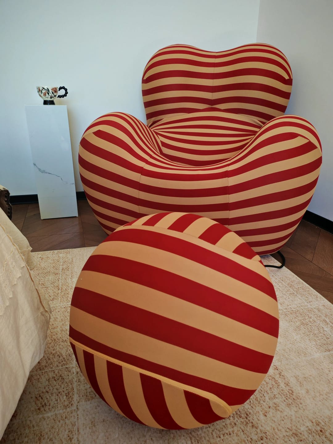 Customer photo review of Hiksnra Soft Form Lounge Chair