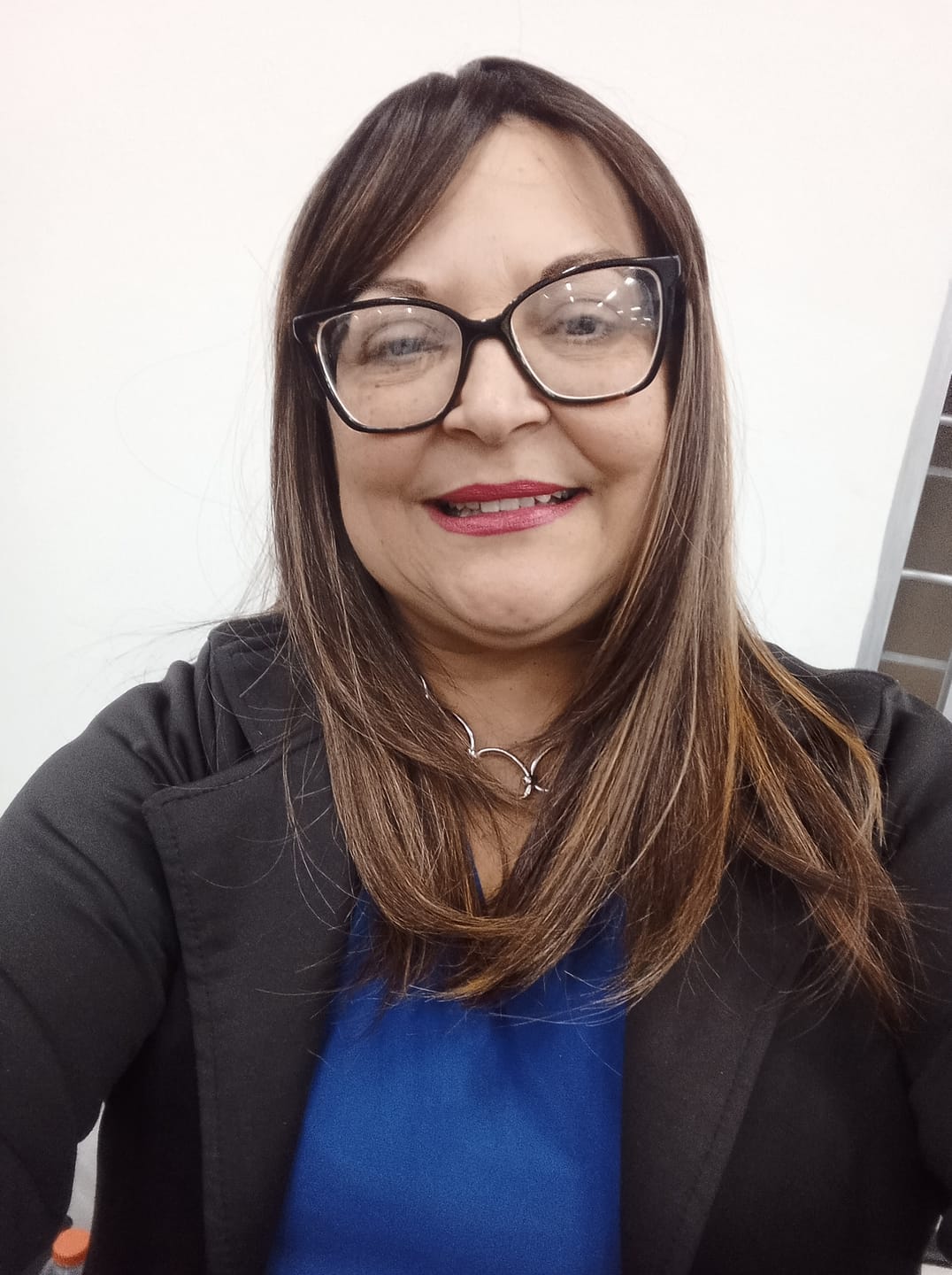 Customer photo review of Peruca Isa Castanho Luzes 3322 com Franja (Premium)