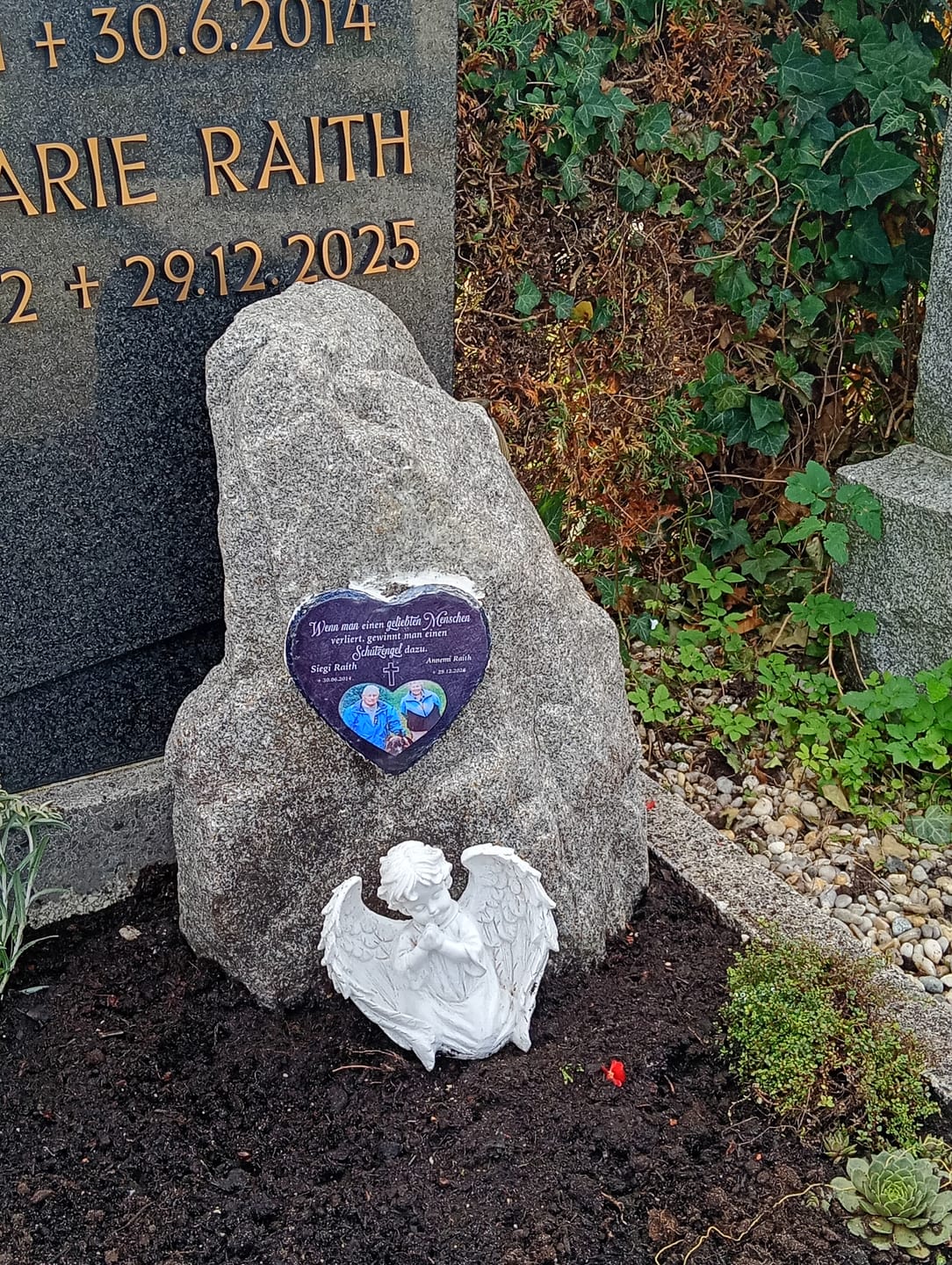 Customer photo review of Unsere Schutzengel - Personalisiertes Trauer Schieferherz für 2 Personen