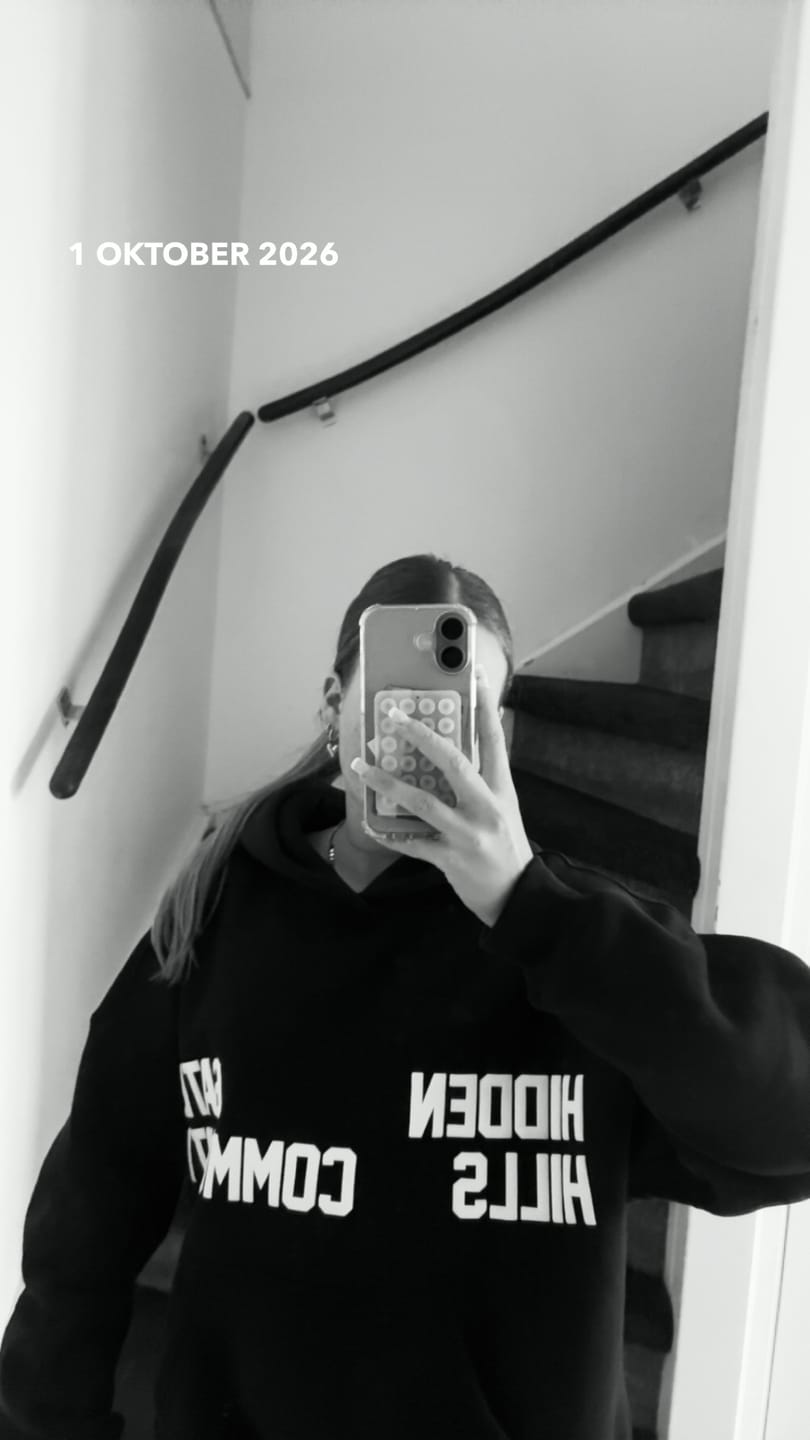 Customer photo review of GATED COMMUNITY HOODIE NAVY