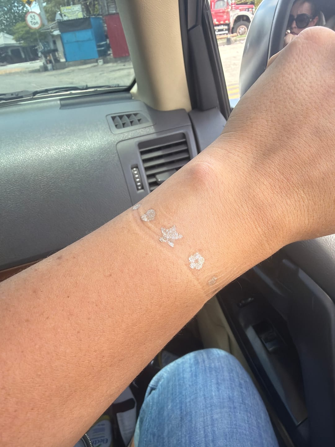 Customer photo review of Calcomanías Florales Mate para Rostro y Cuerpo, Bloom Boss – Nipskin®