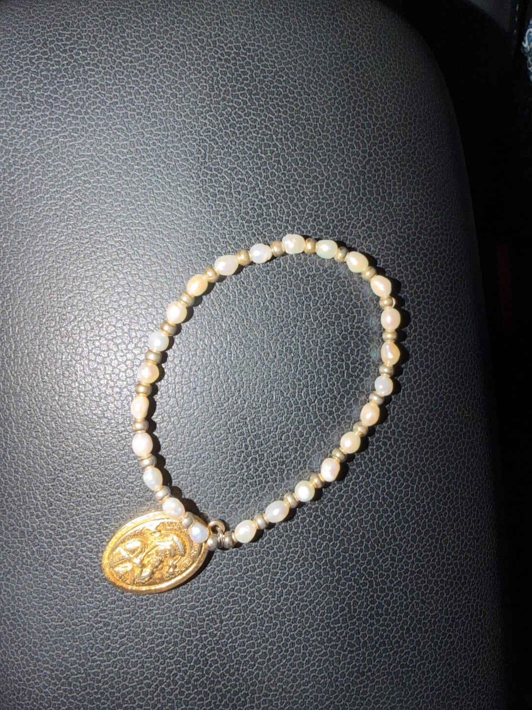 Customer photo review of Pulsera Chaquiras San Benito y Cruz