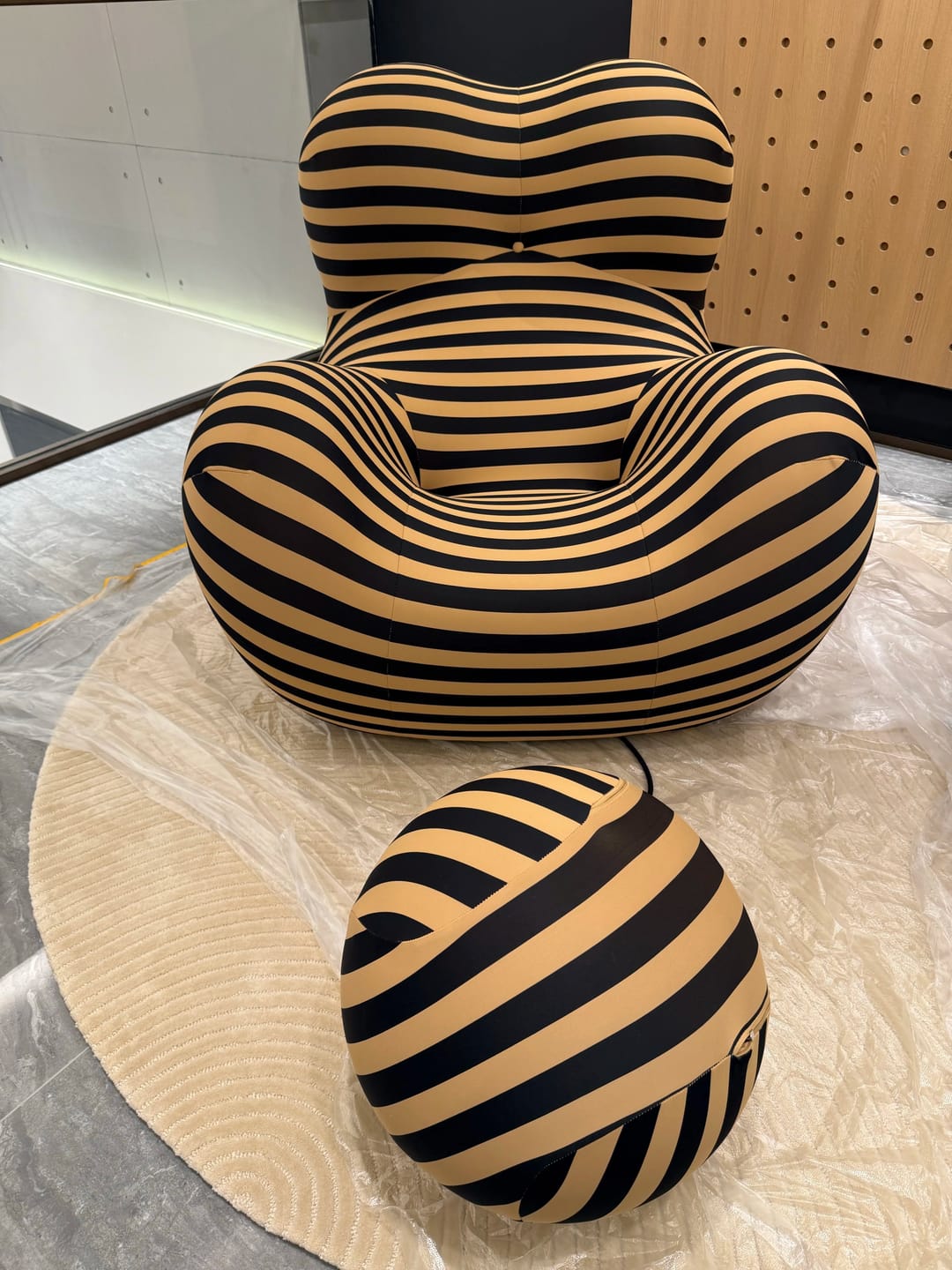 Customer photo review of Hiksnra Soft Form Lounge Chair