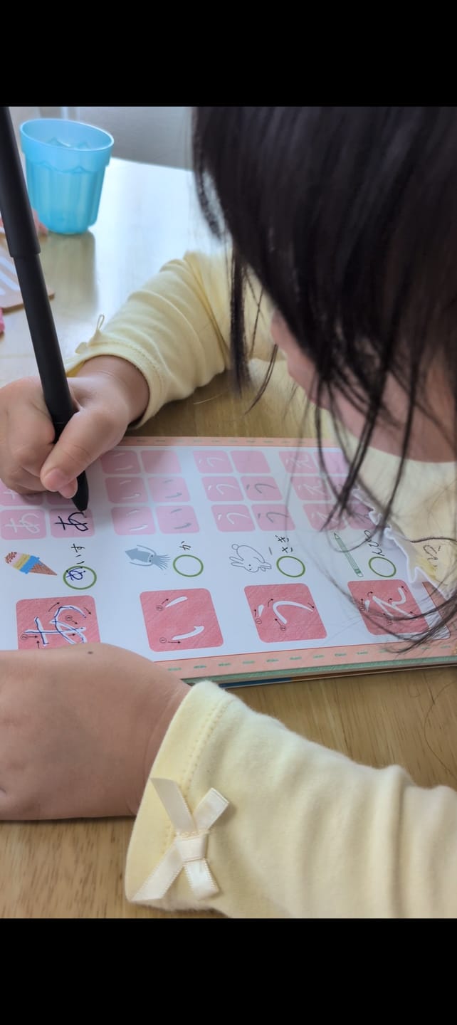 Customer photo review of 文字が消える!?まほうのドリル （アルファベット・ローマ字 / 小学英語 ３年生）