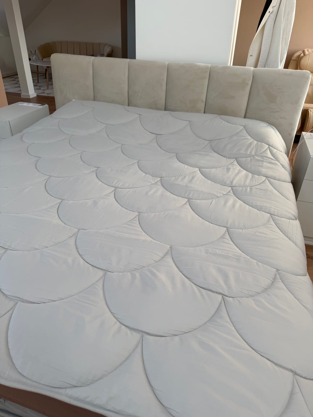Customer photo review of Y-NOT Velours Bettdecke Greige