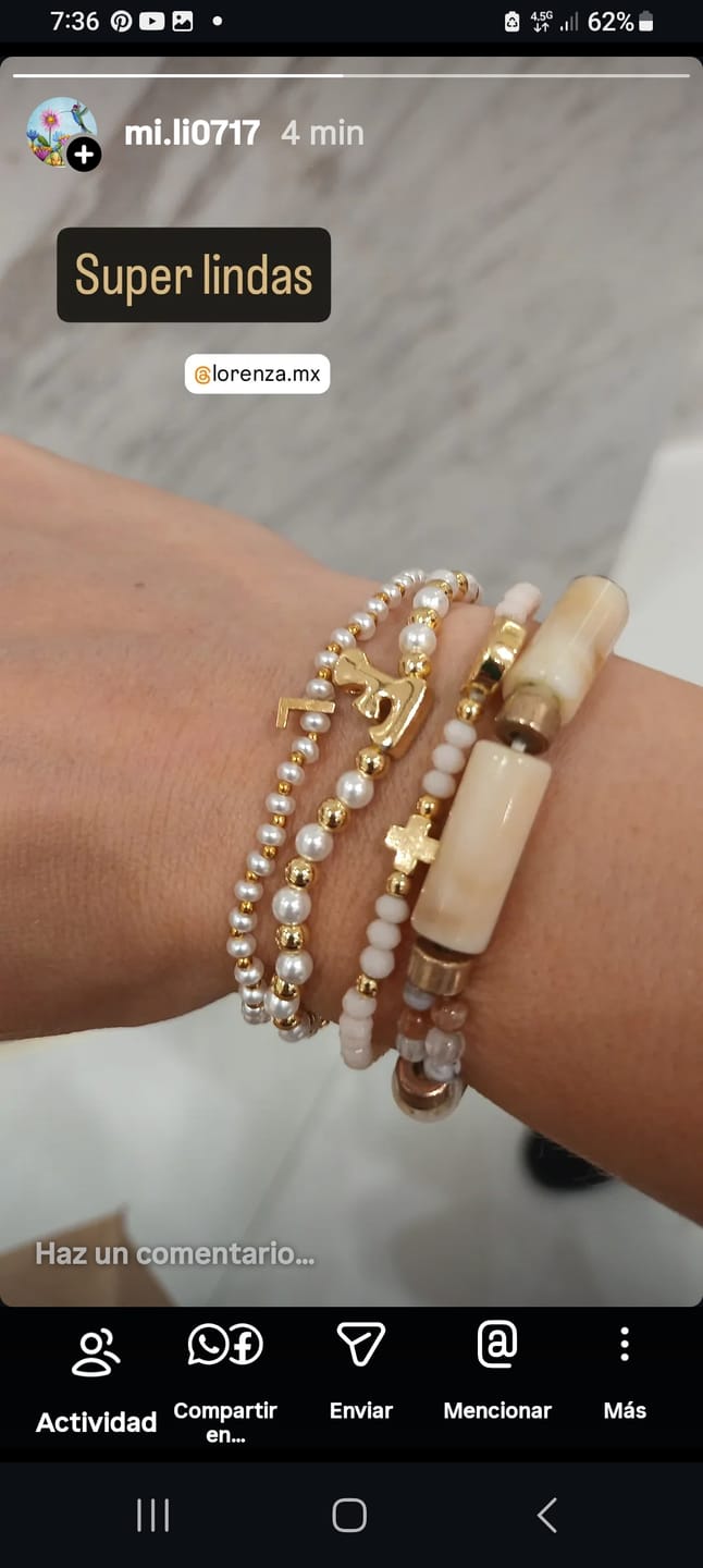 Customer photo review of Pulsera Inicial Con Perlitas y Bolitas Doradas