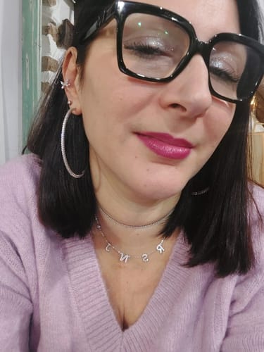 Reviewer's Collana con iniziali in zirconi e castone diamantato indossata, con lettere visibili su catena fine.
