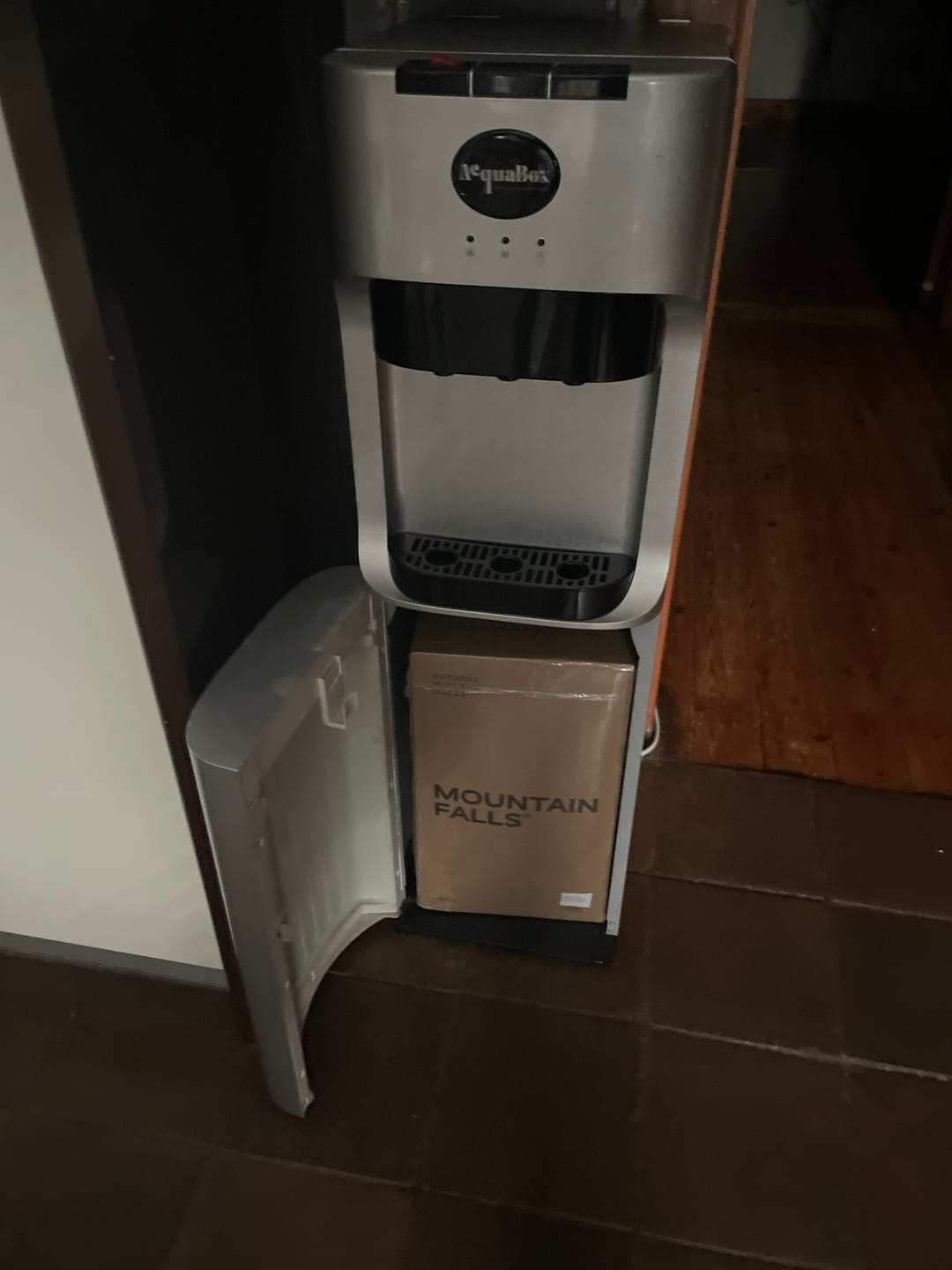 Customer photo review of AcquaBox by Mountain Falls 20L Refill – STILL Mineral Water (Bag-in-Box Refill for AcquaCooler)