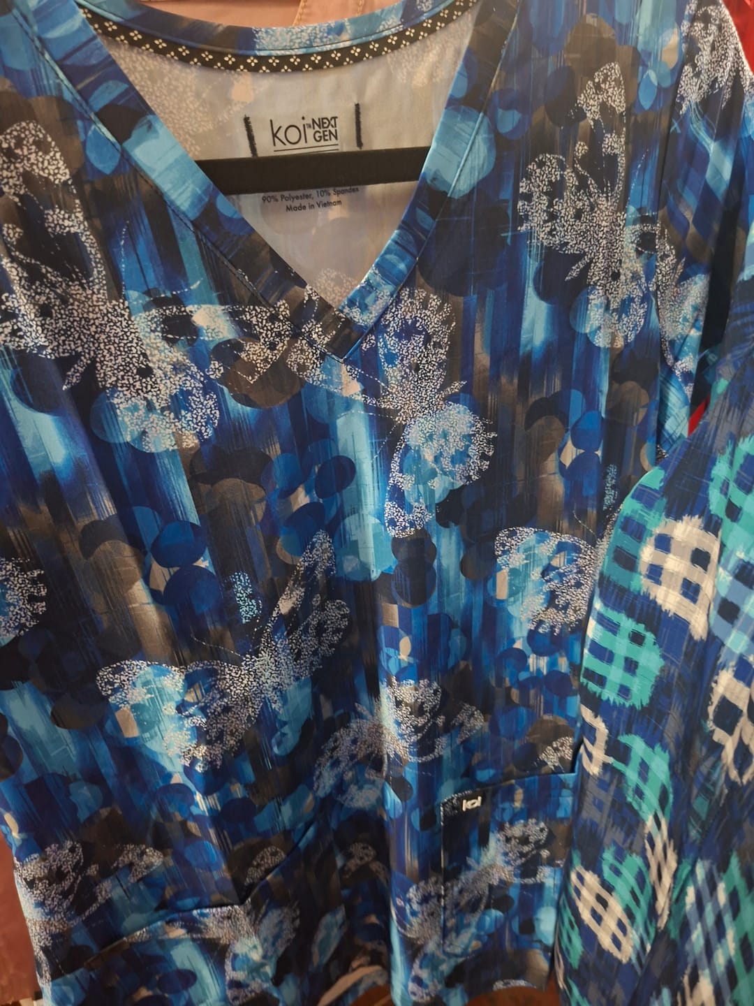 Customer photo review of Koi 1029PR Top Clínico Mujer Estampado Azul Rey FBB