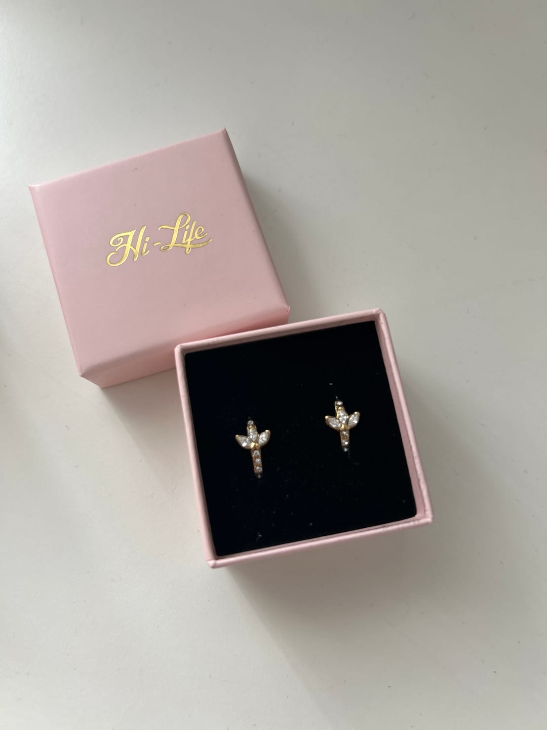 Customer photo review of Lotus Pave Huggie Ohrringe 14K vergoldet