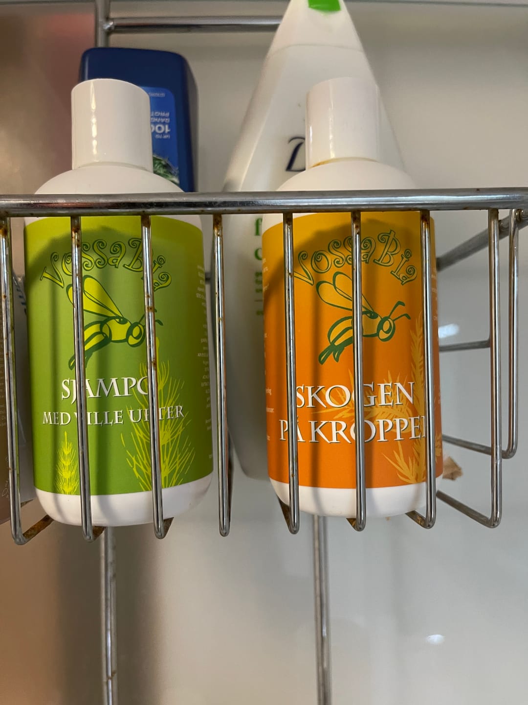 Reseña fotográfica de un cliente sobre el champú con hierbas silvestres.