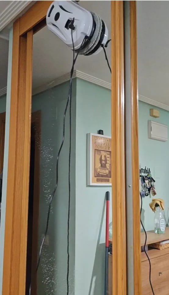 Customer photo review of Robot Limpia Cristales con control remoto