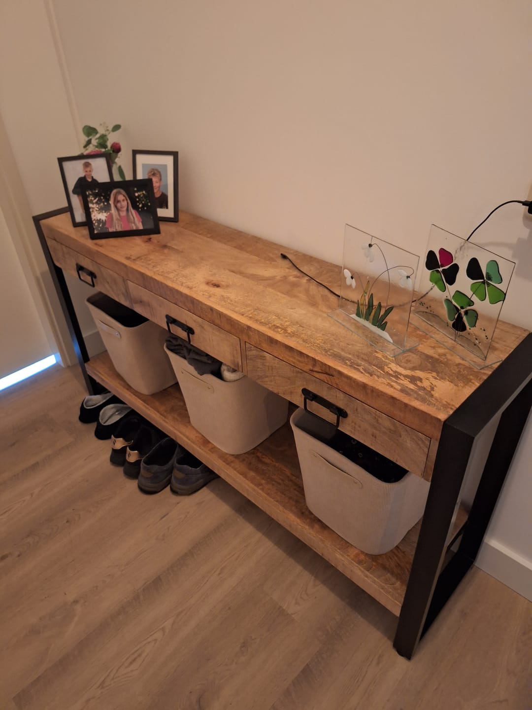 Customer photo review of Sidetable met lades en zwarte handgrepen | Mangohout en Staal | 150x35x76cm