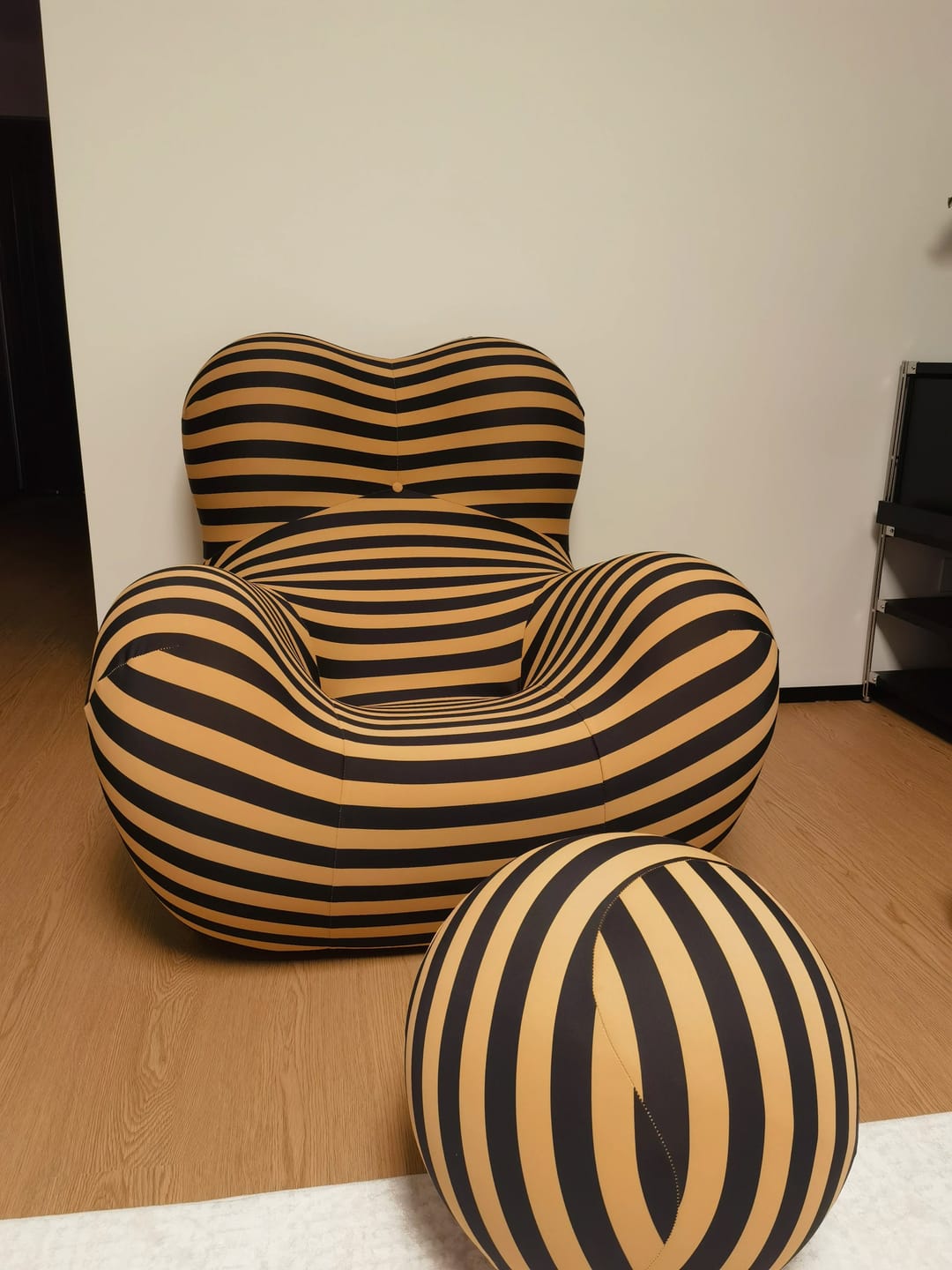 Customer photo review of Hiksnra Soft Form Lounge Chair