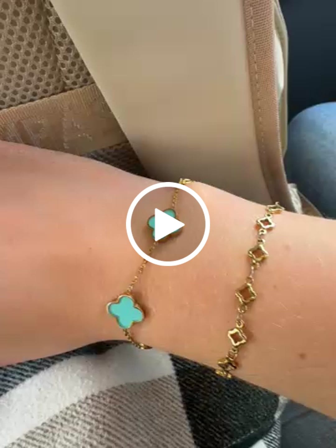 Customer video review of Ice Blue Clover Armband | 18K vergoldet