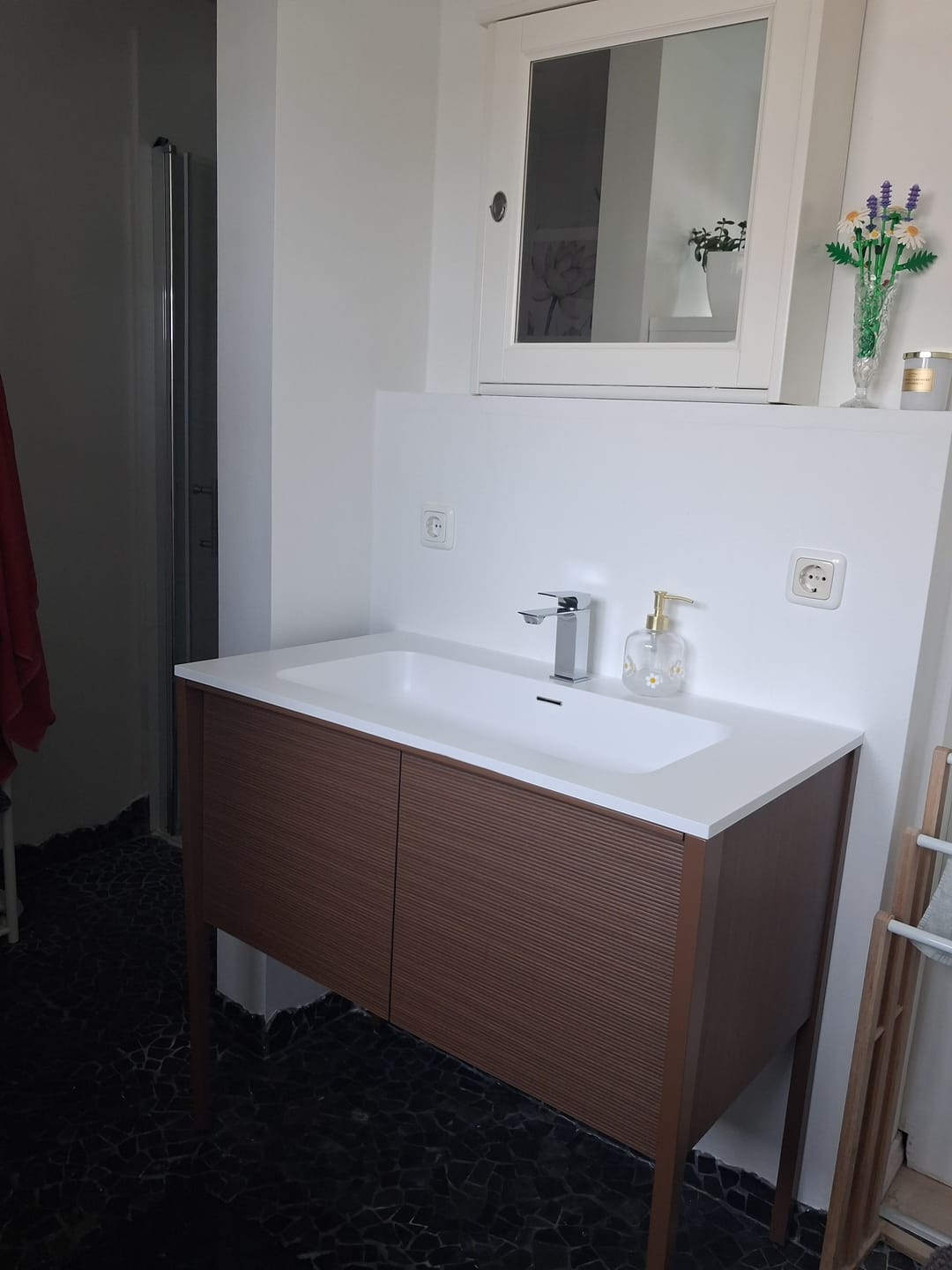 Customer photo review of SONNI Badmöbel Set mit Waschbecken, Quarz Kunststein Waschbecken LED Sensorbeleuchtung Push Open Türen 89,4 x 49,5 x 81 cm