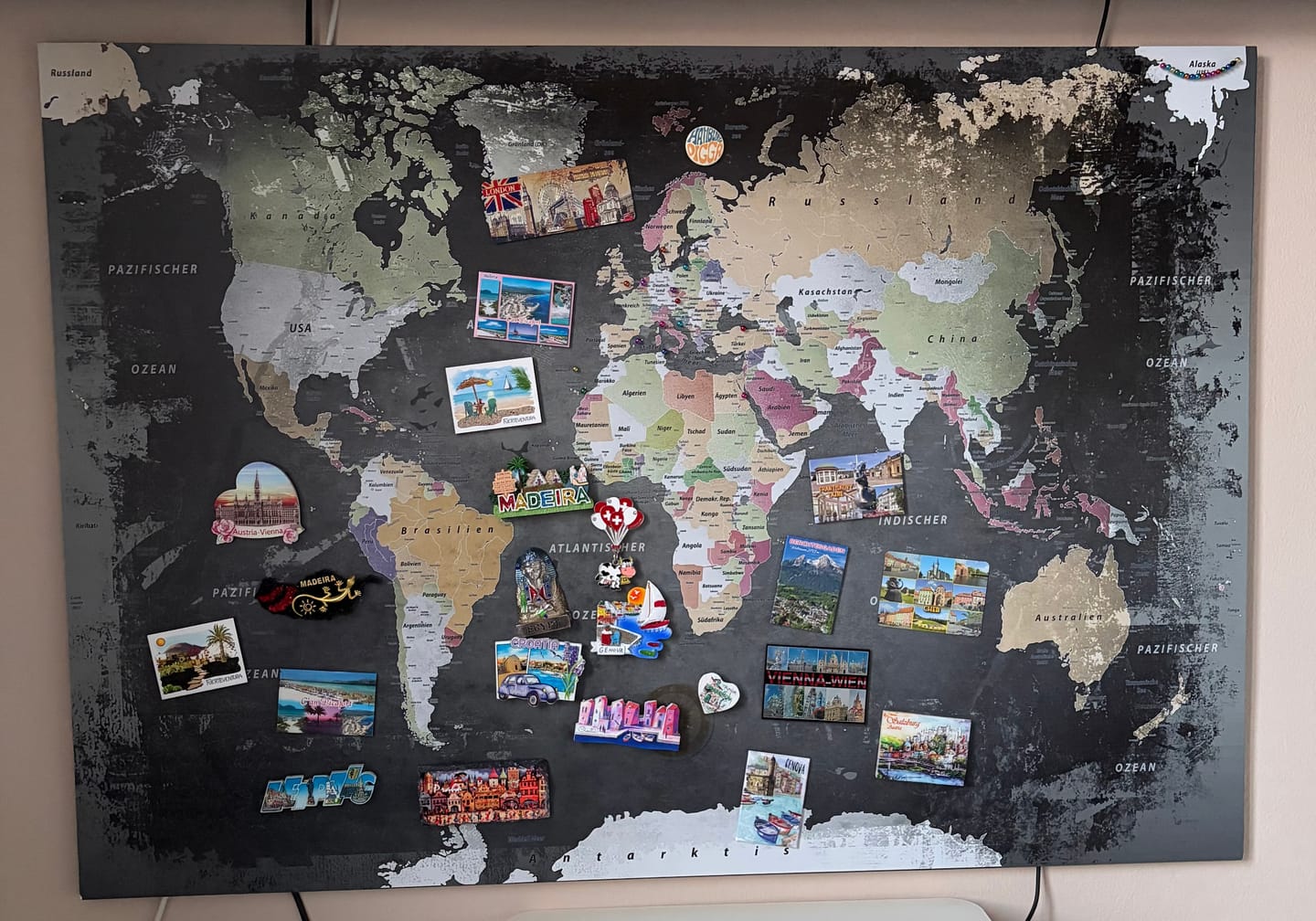 Customer photo review of Magnetboard - Weltkarte Graphit