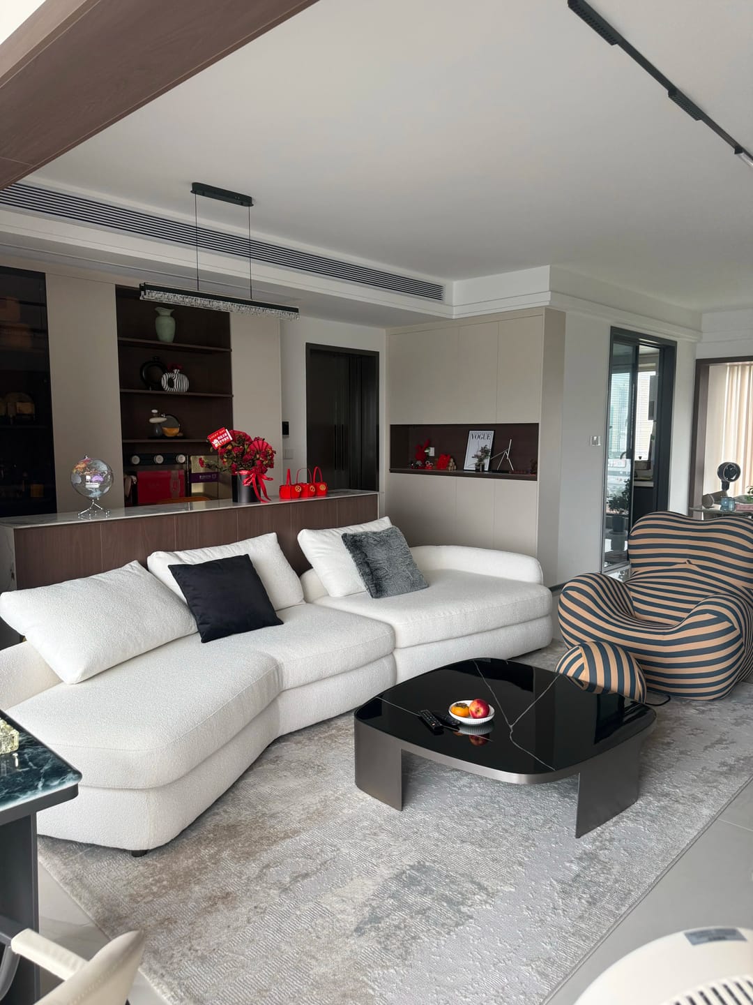 Customer photo review of Hiksnra Soft Form Lounge Chair
