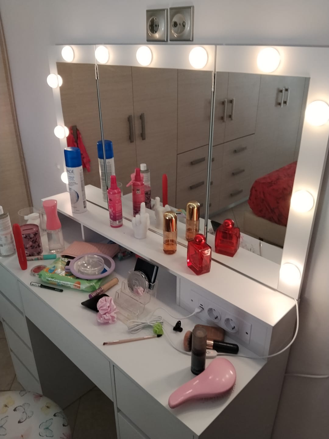 Customer photo review of Τραπέζι Μπουντουάρ Μακιγιάζ Tουαλέτας με Καθρέφτη Πτυσσόμενο και φώτα LED Πολύπριζο Συρτάρια 3 χρώματα Φωτός RD-T146WB01